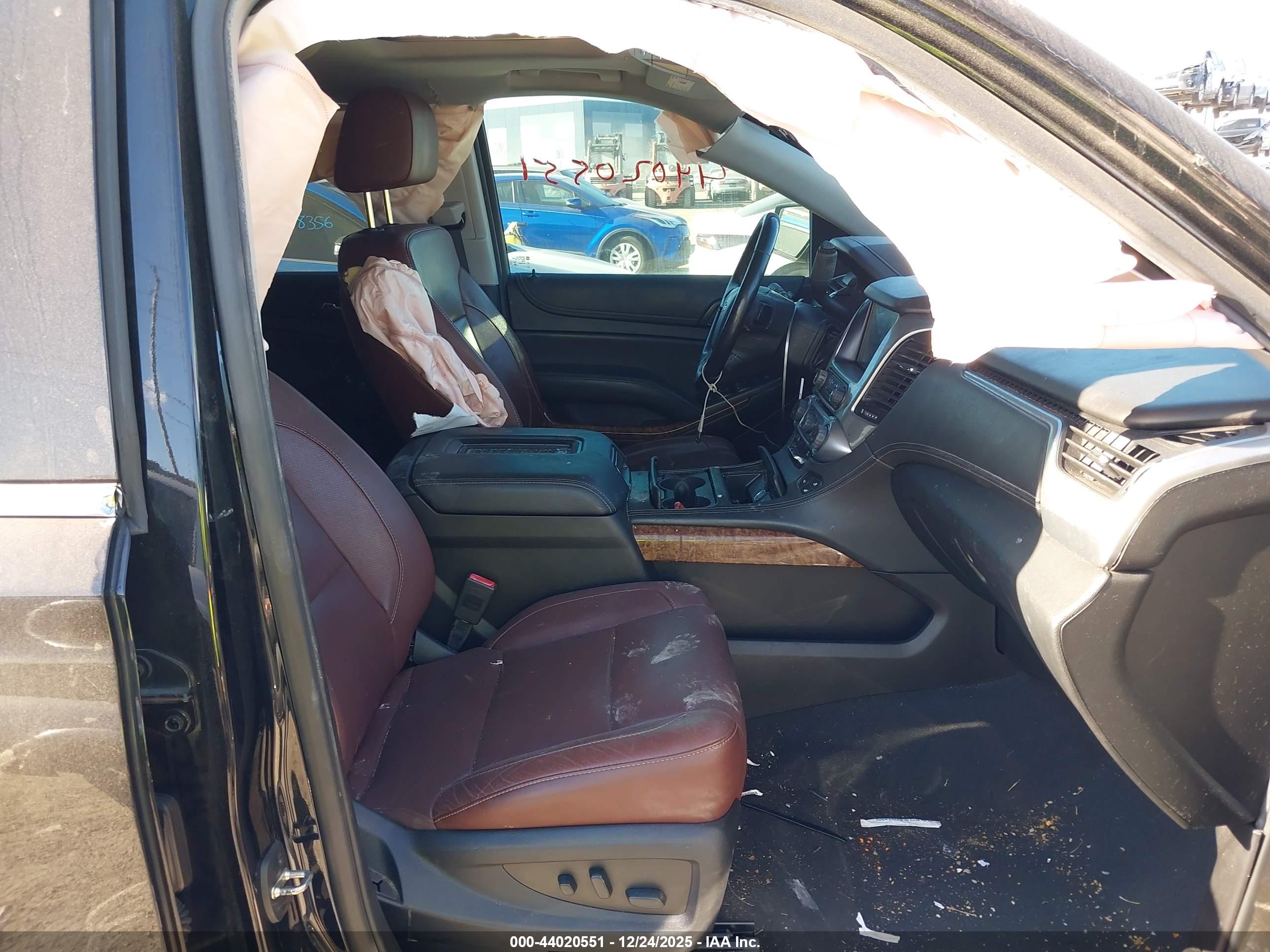 CHEVROLET SUBURBAN image 5