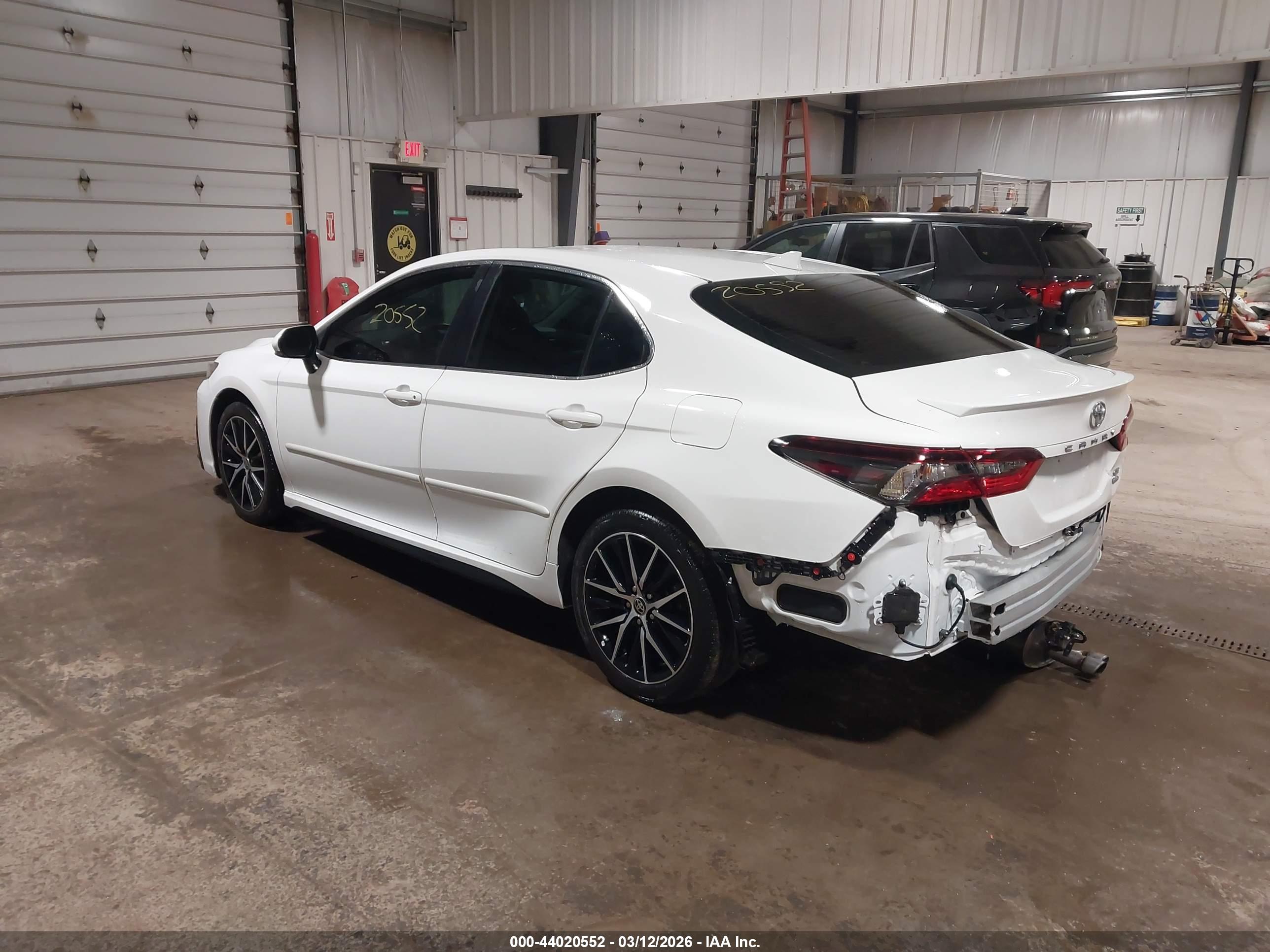 TOYOTA CAMRY image 3