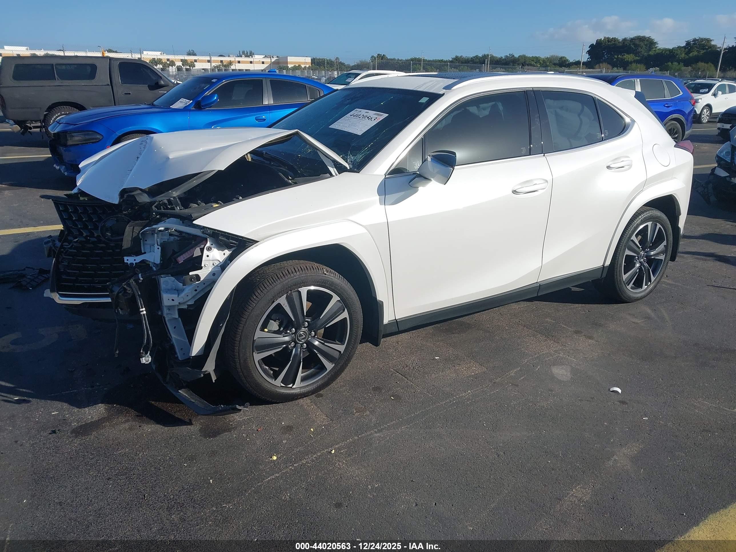 LEXUS UX image 2