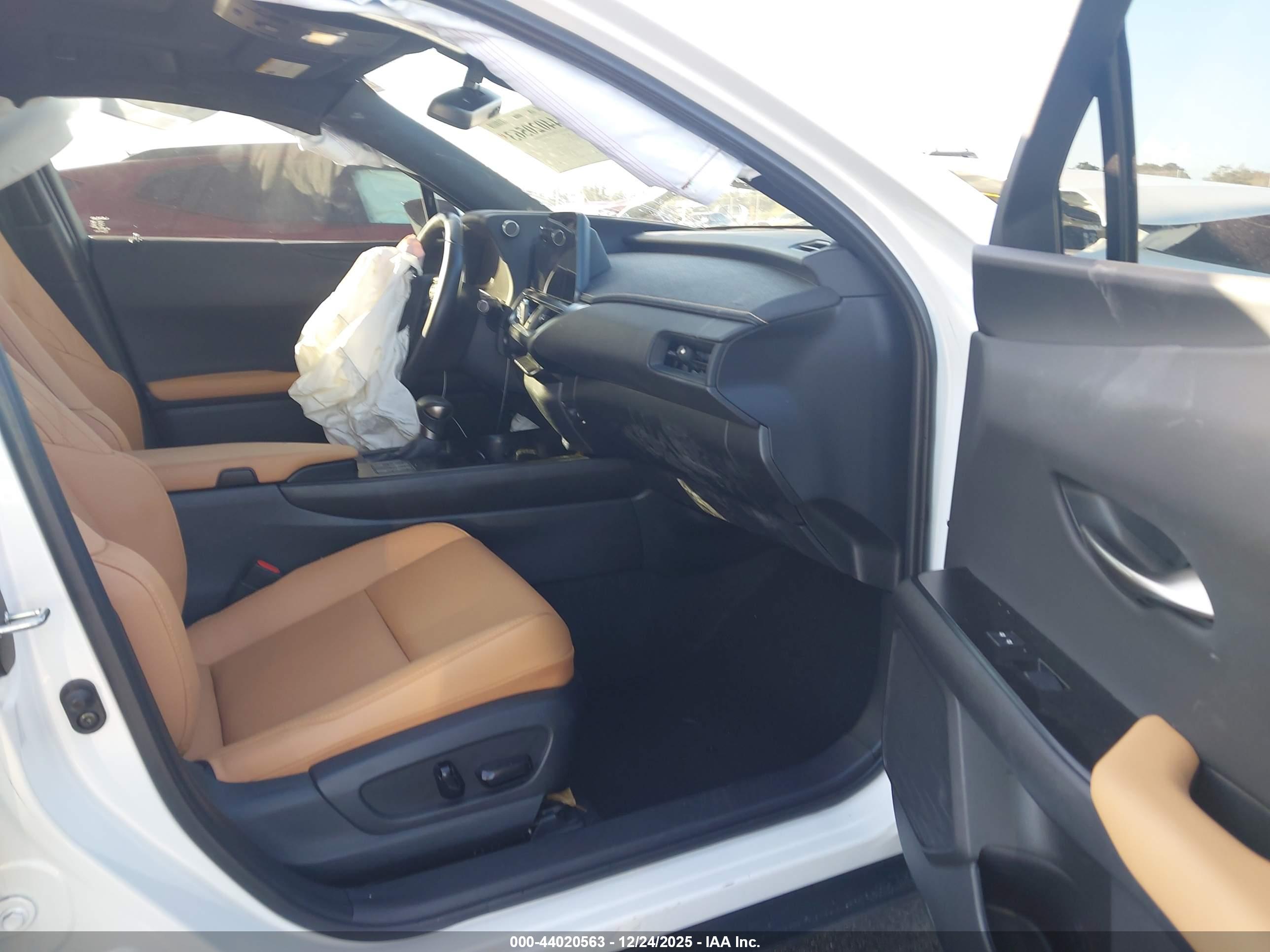 LEXUS UX image 5
