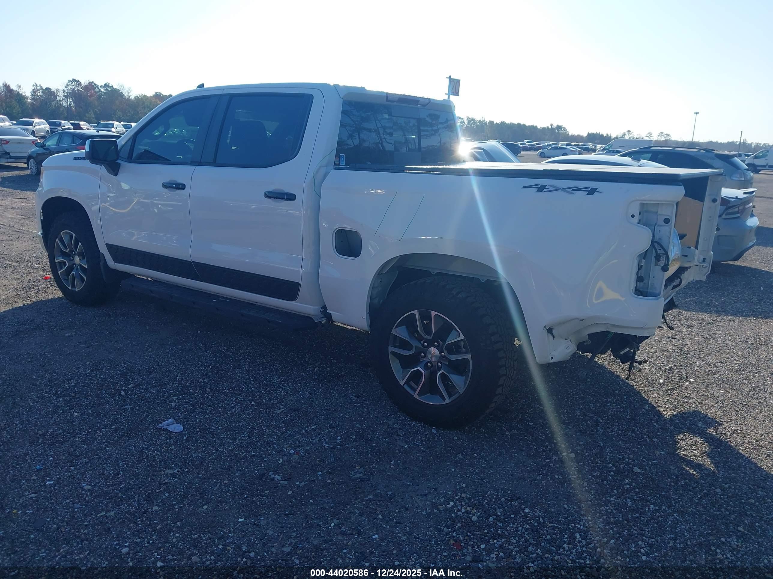 CHEVROLET SILVERADO image 3