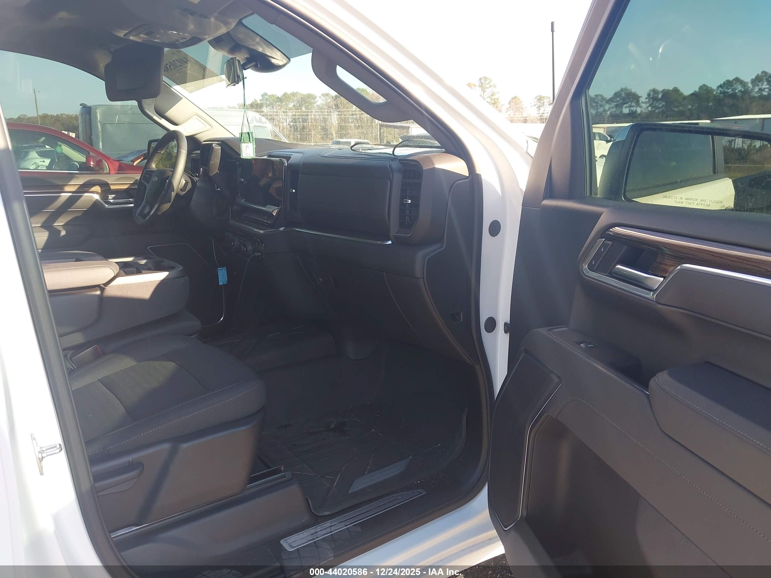CHEVROLET SILVERADO image 5