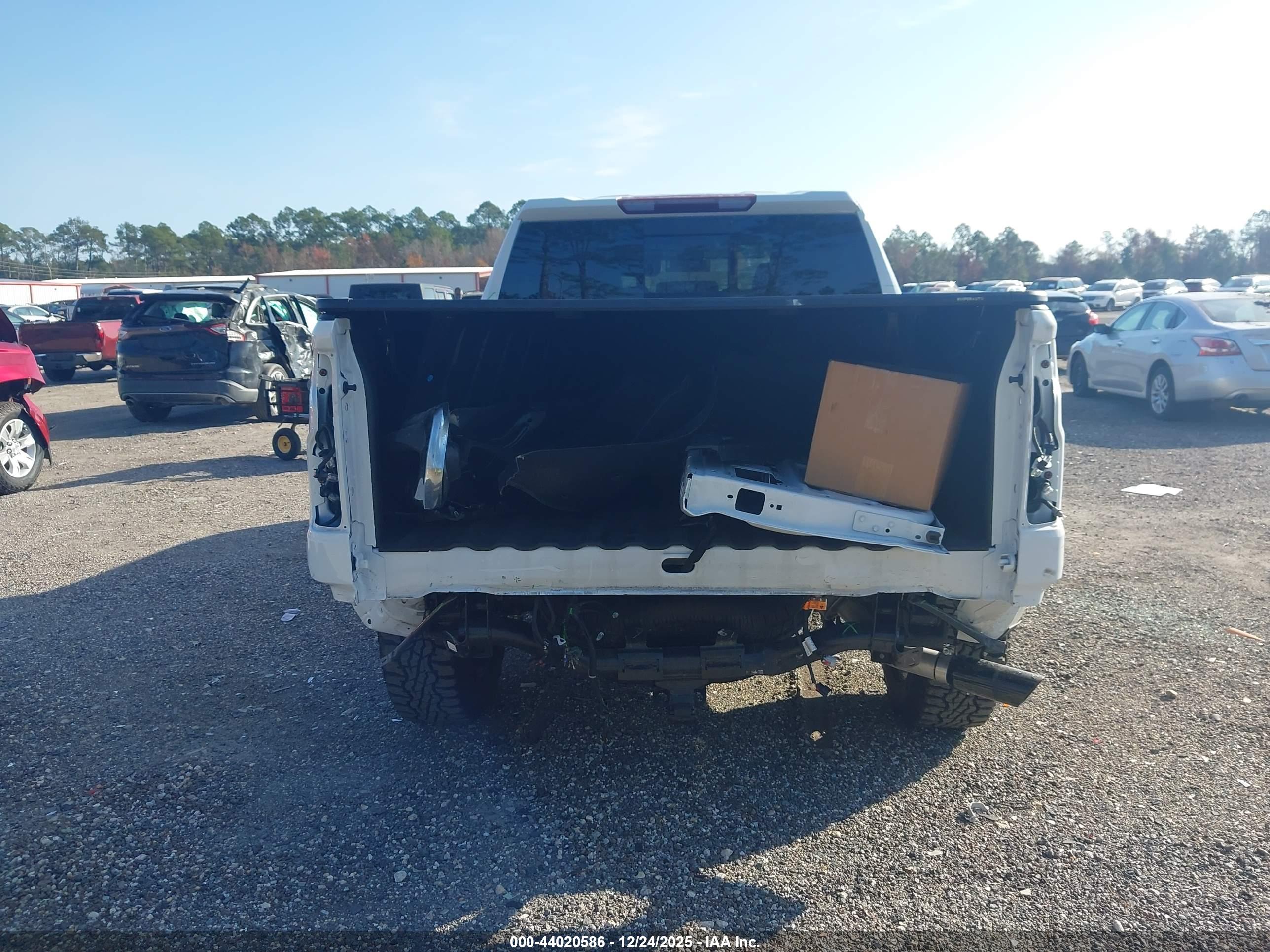 CHEVROLET SILVERADO image 6