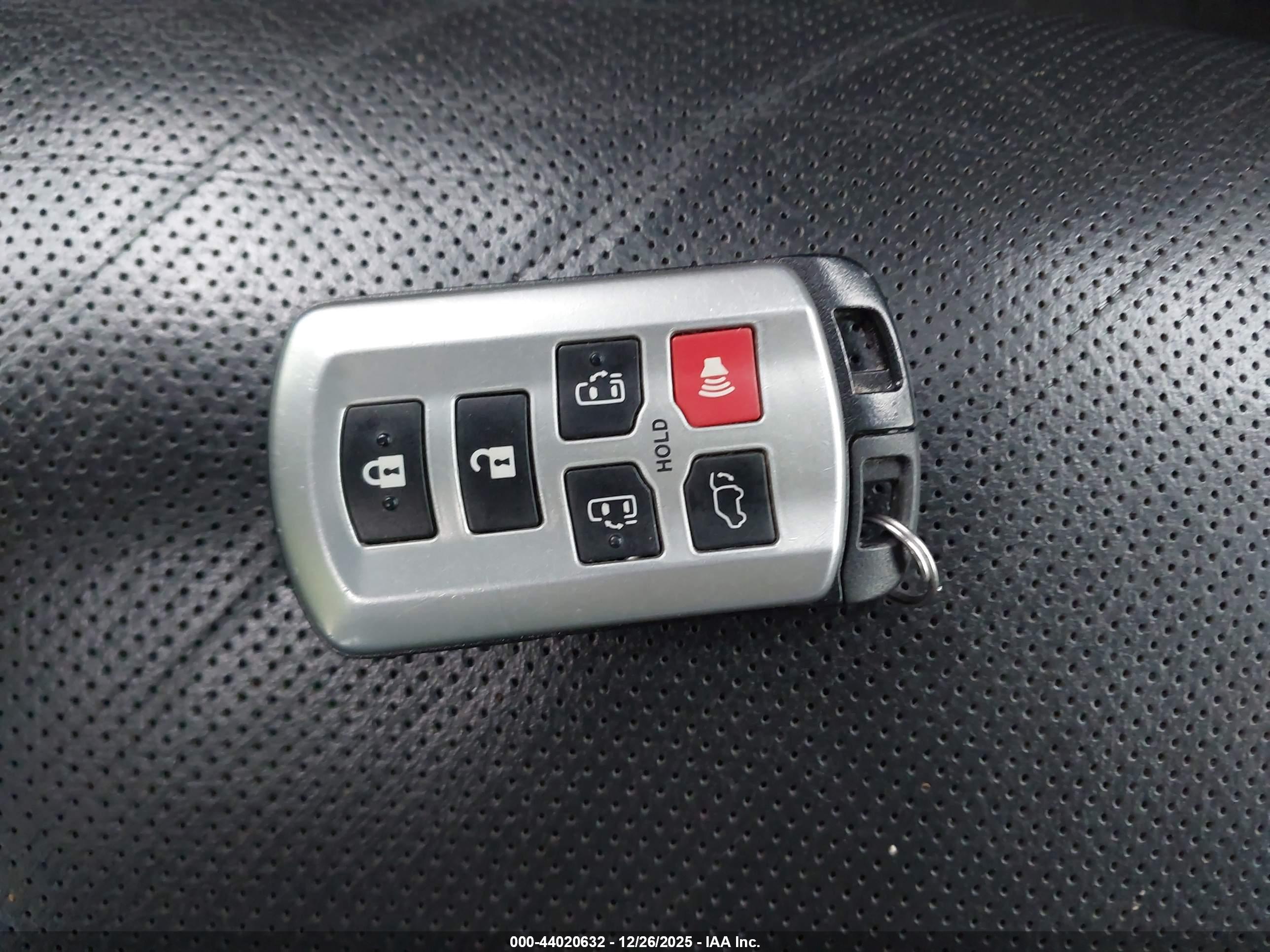 TOYOTA SIENNA image 11