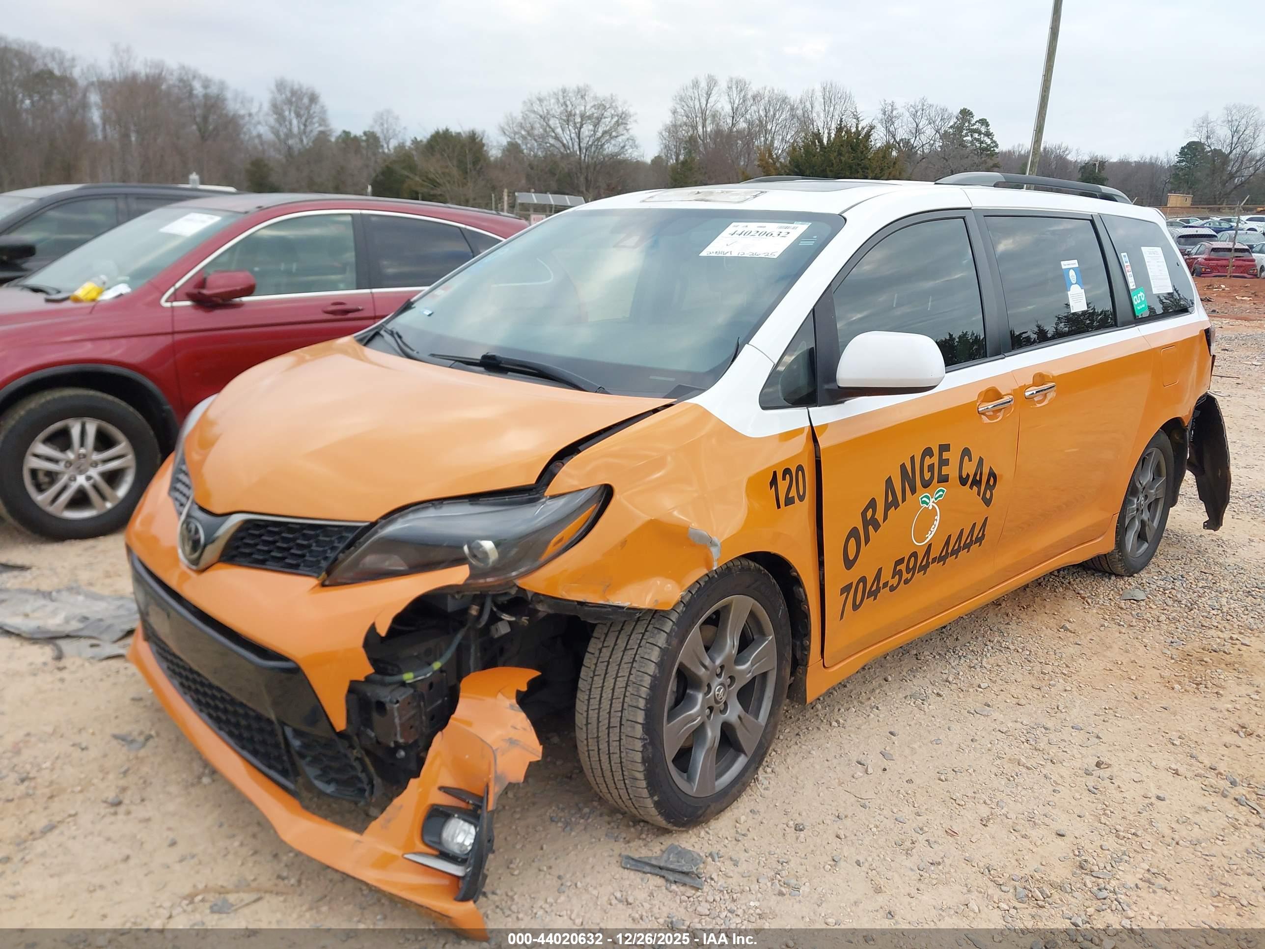 TOYOTA SIENNA image 2