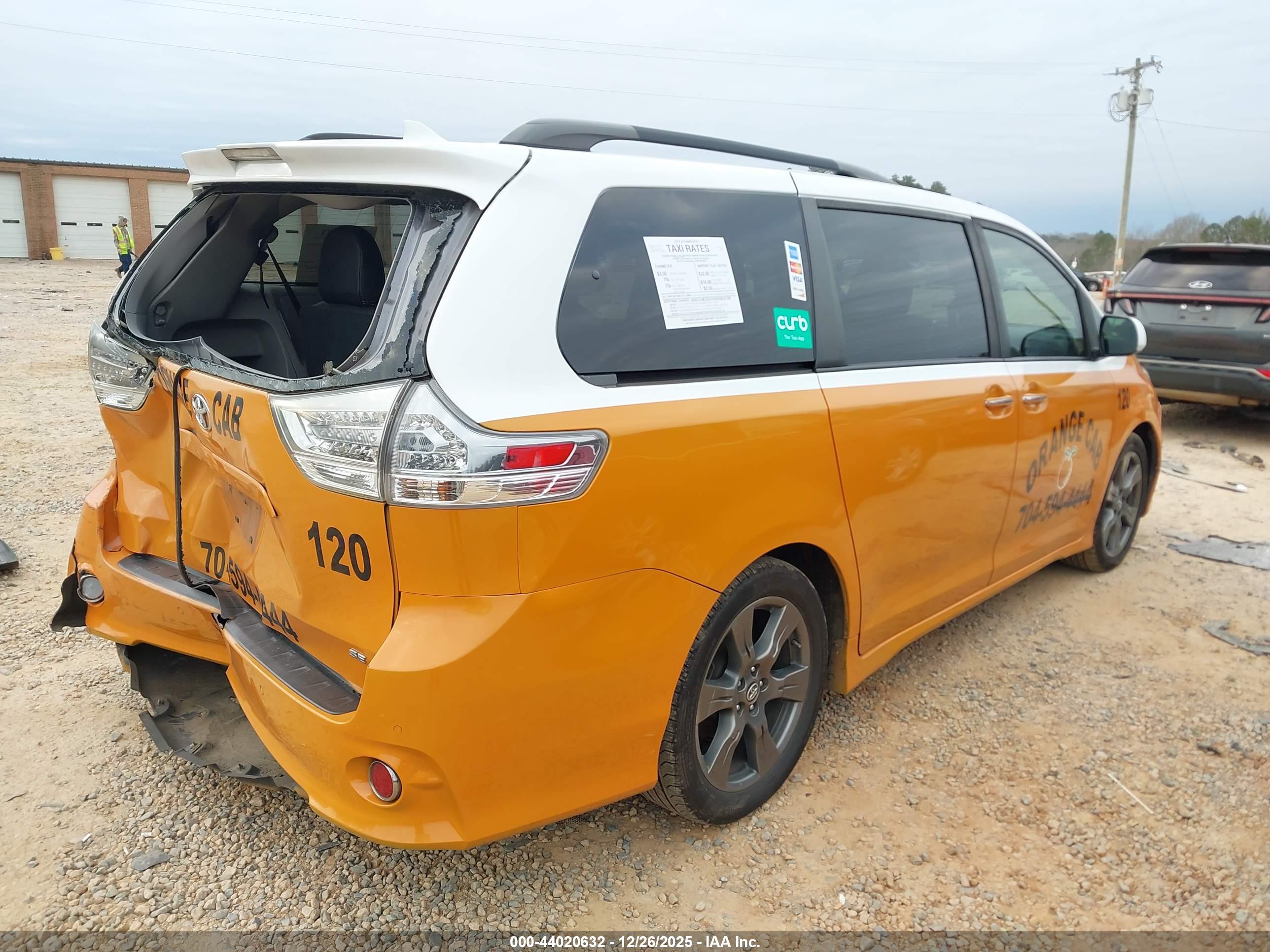 TOYOTA SIENNA image 4
