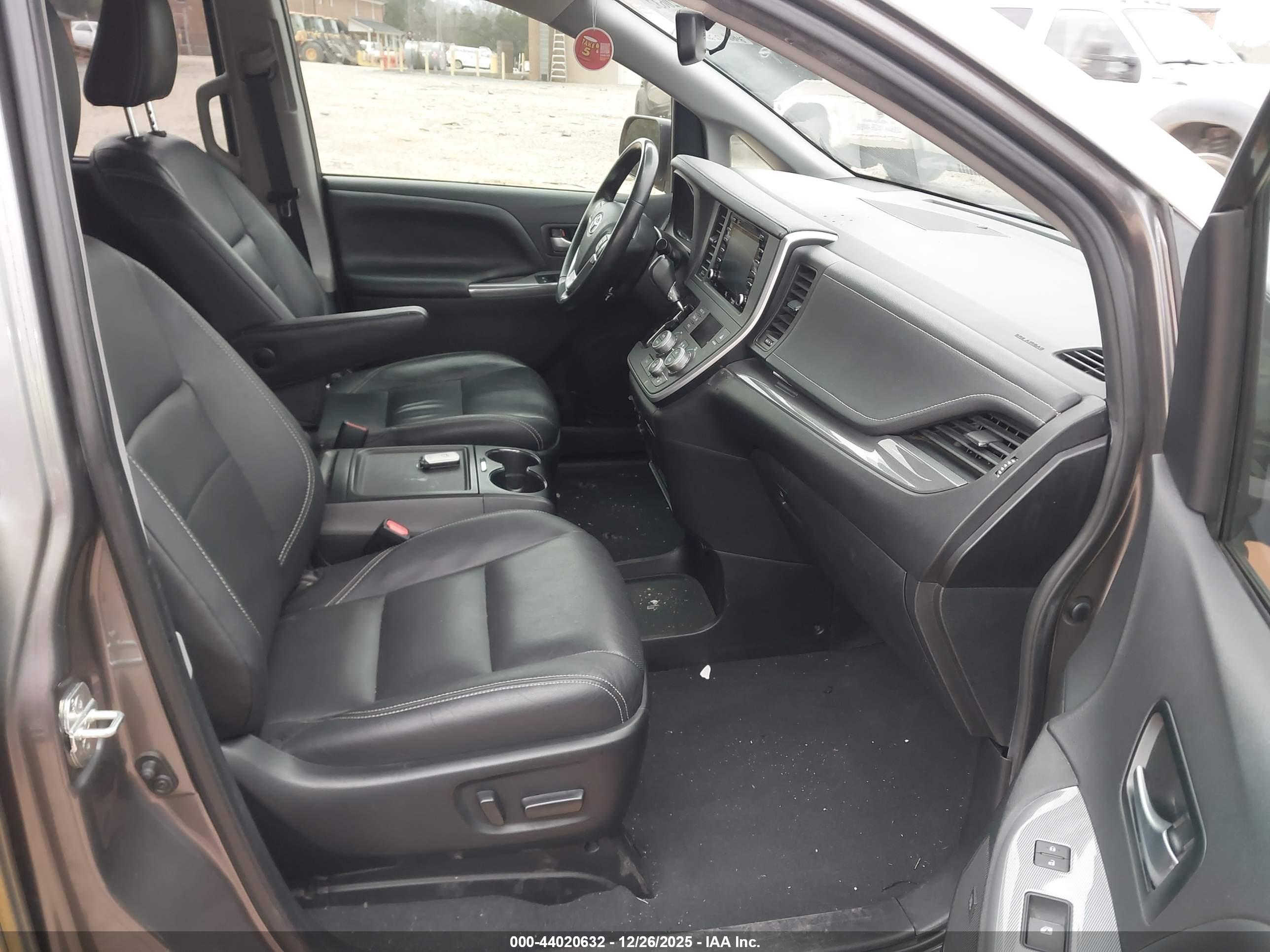 TOYOTA SIENNA image 5
