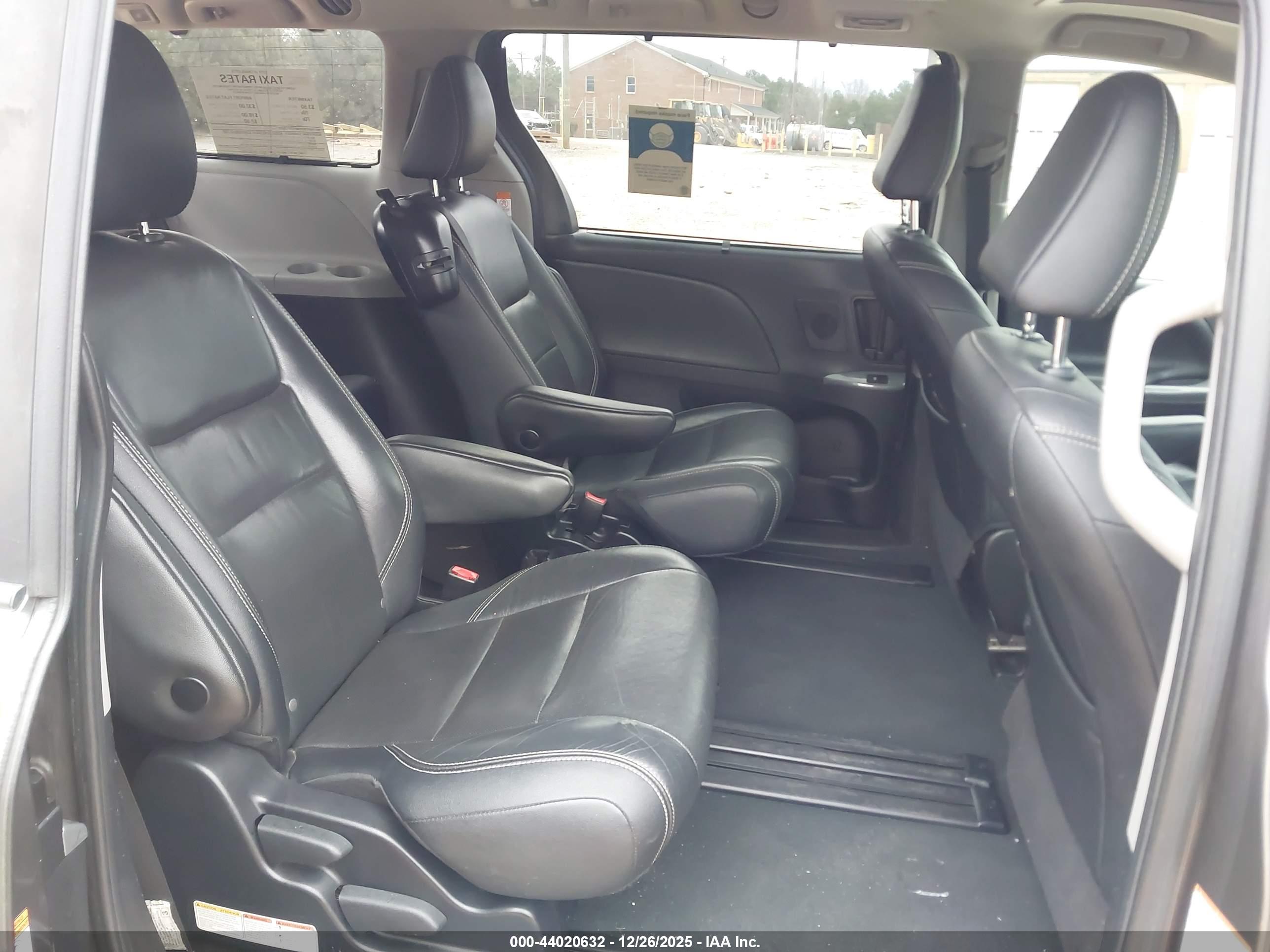 TOYOTA SIENNA image 8