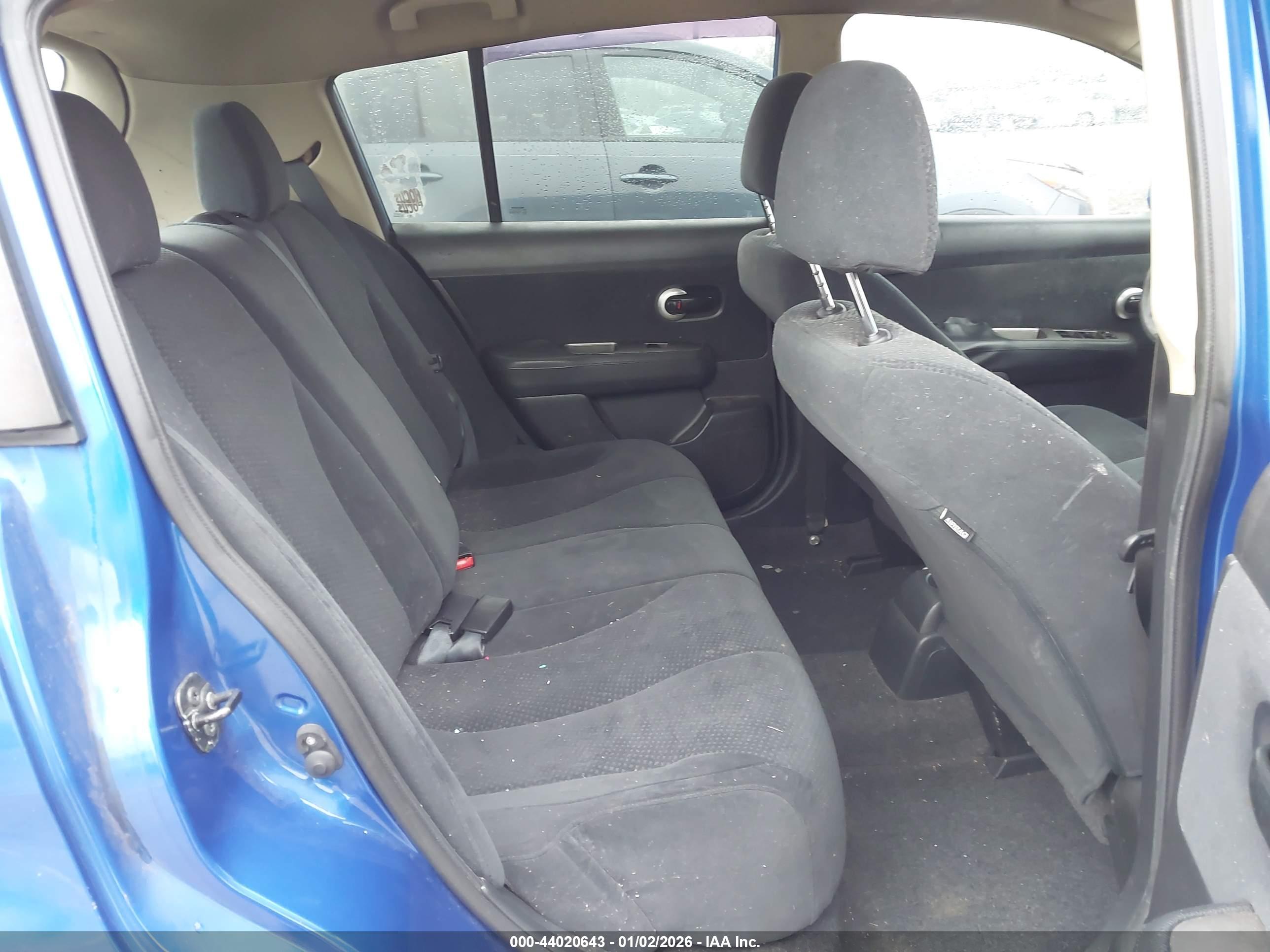 NISSAN VERSA image 8