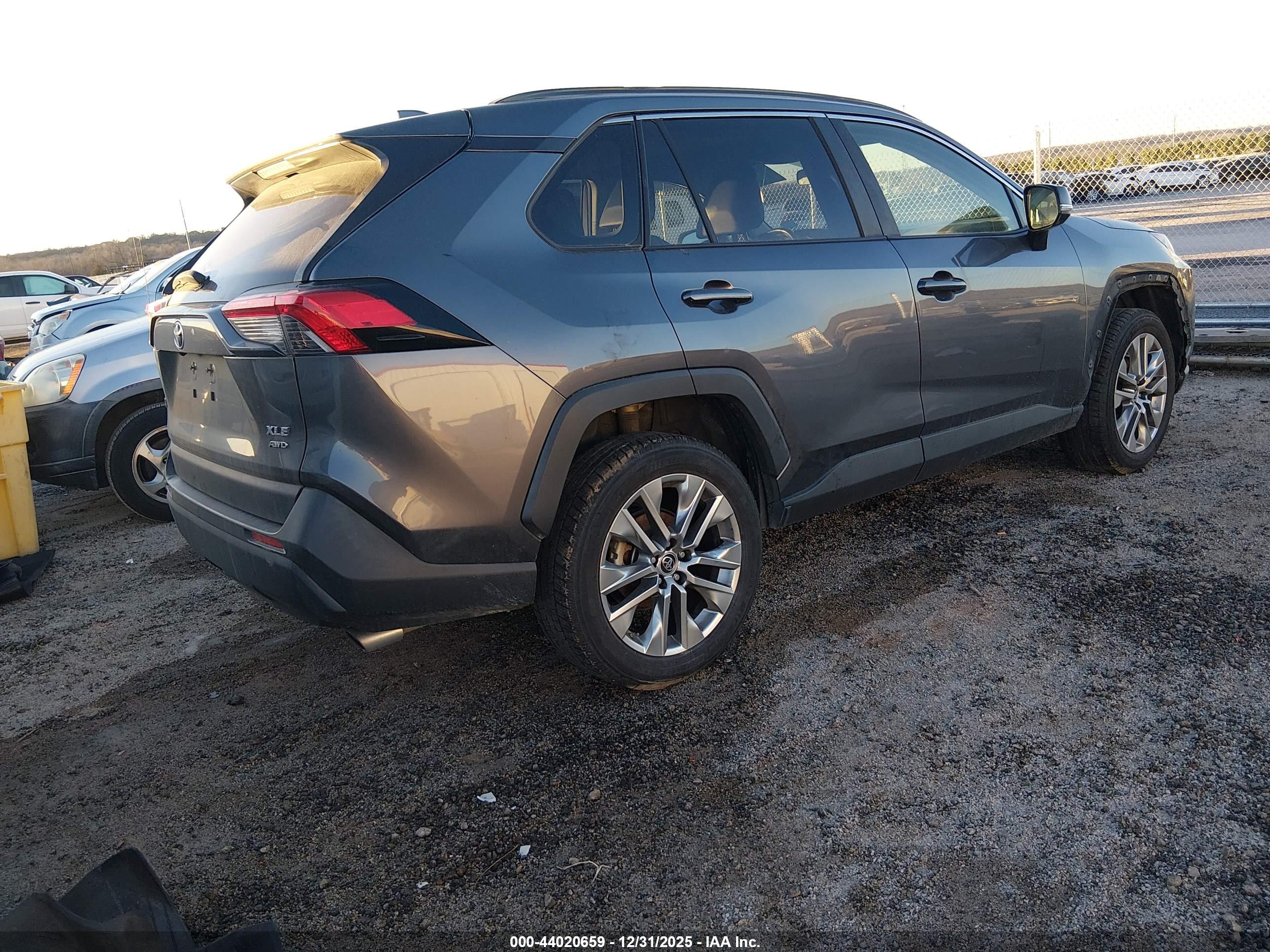TOYOTA RAV4 image 4