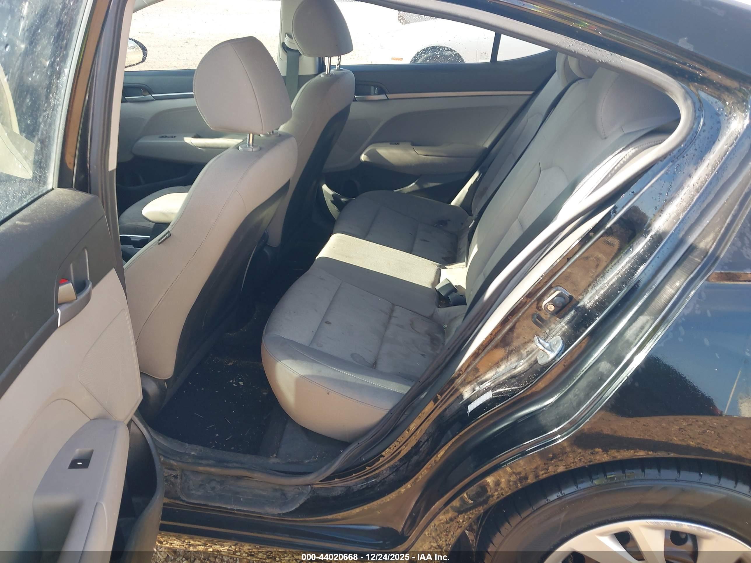 HYUNDAI ELANTRA image 8