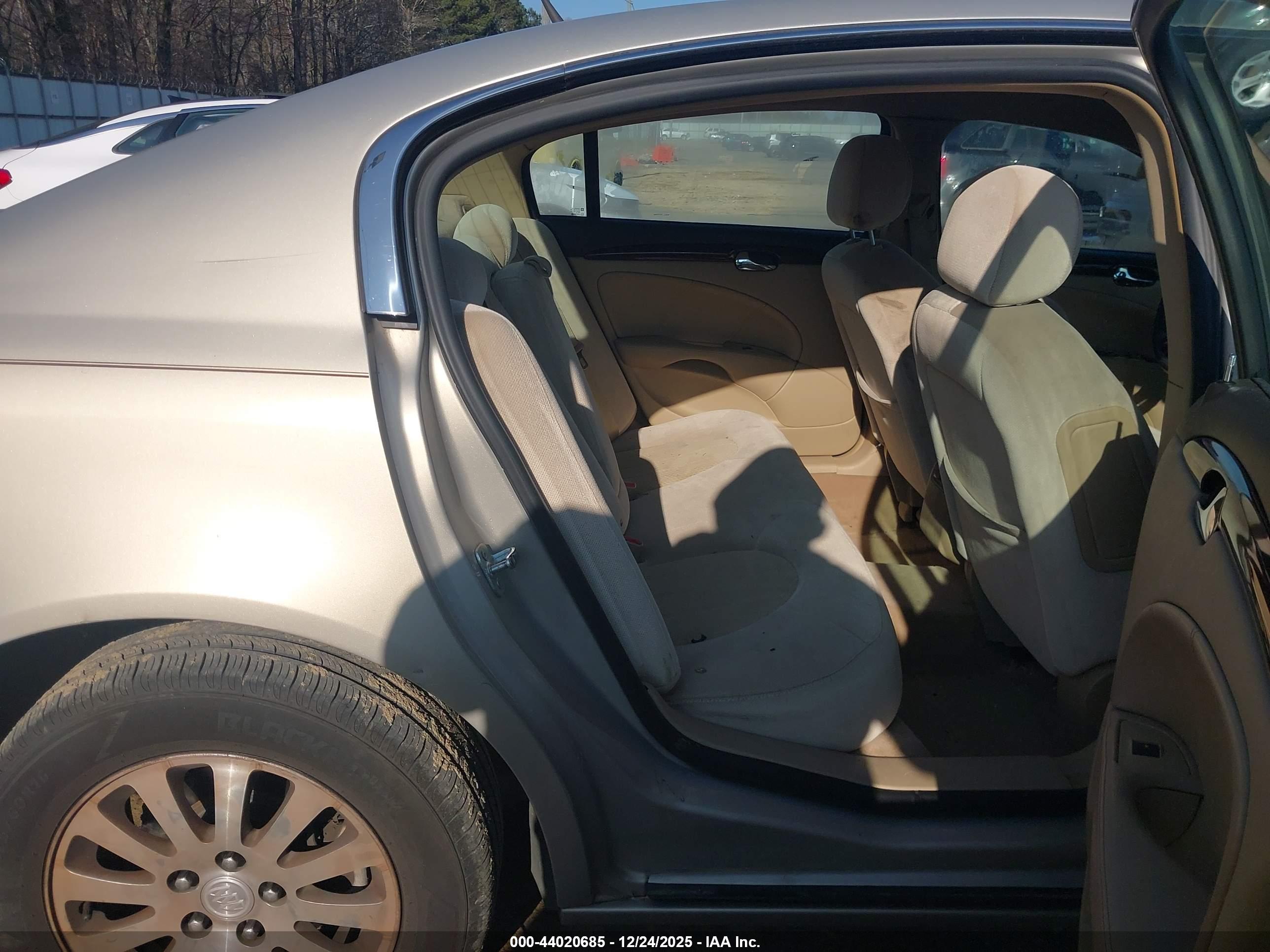 BUICK LUCERNE image 8