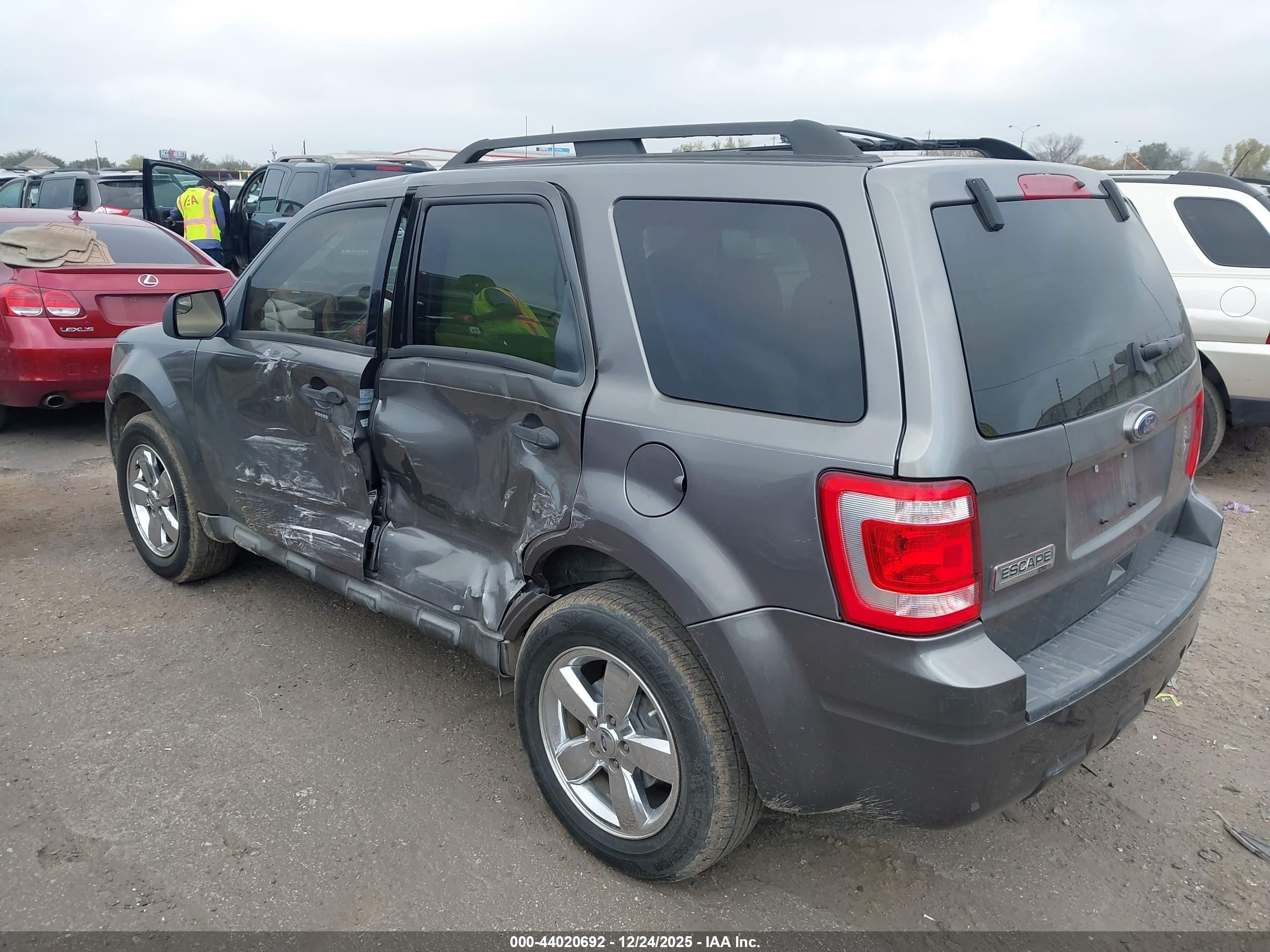 FORD ESCAPE image 3