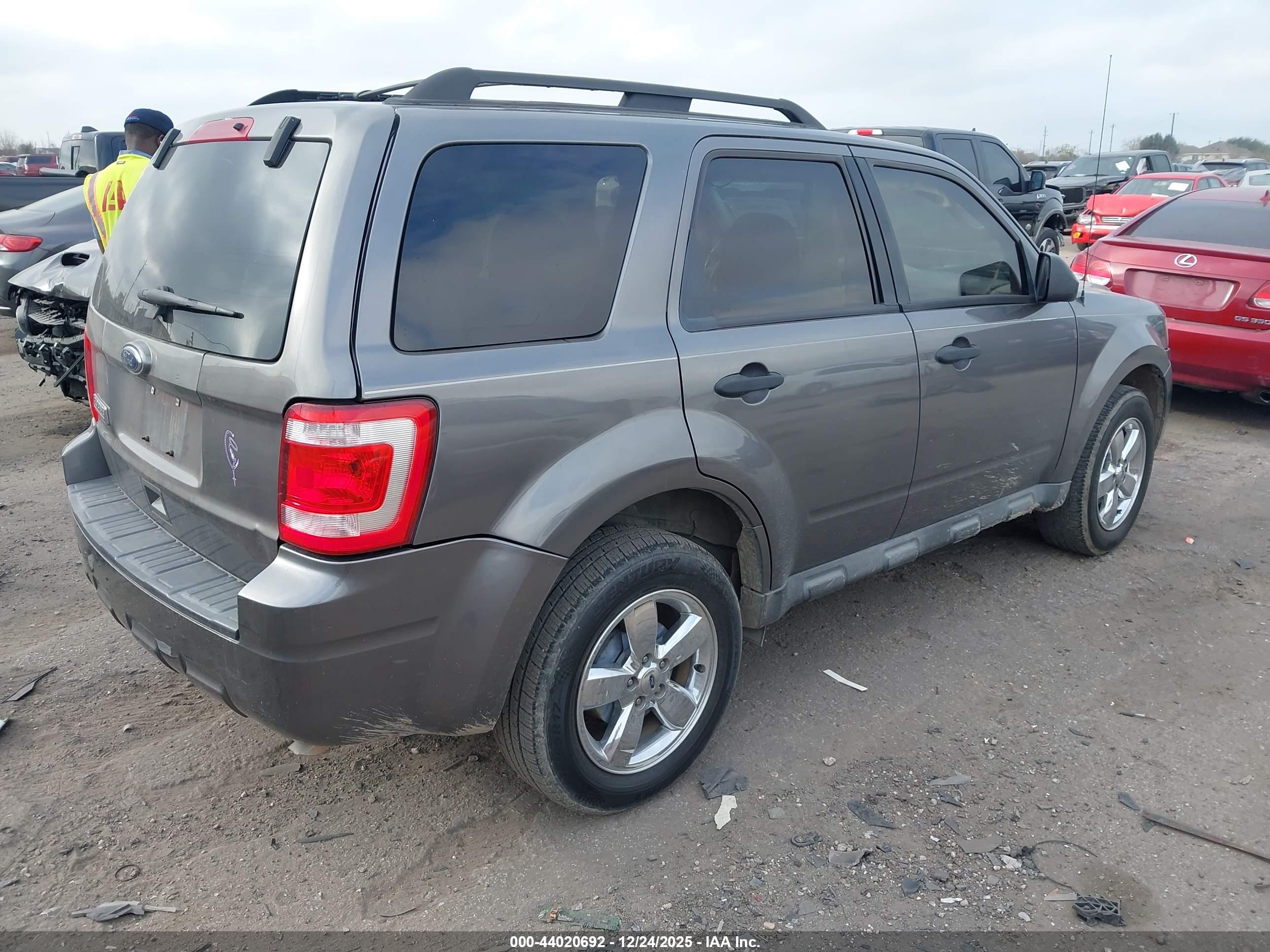 FORD ESCAPE image 4