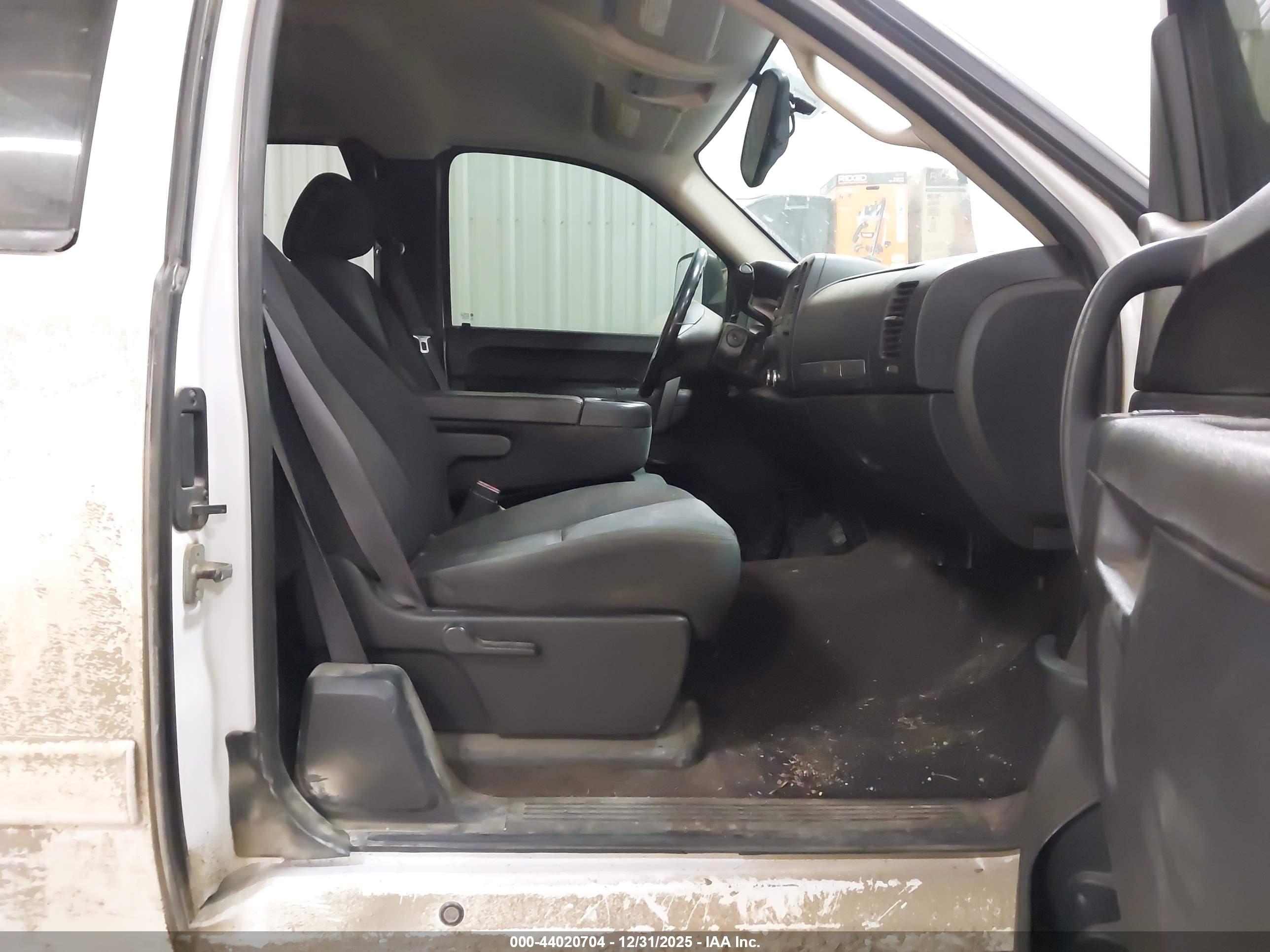 CHEVROLET SILVERADO image 5