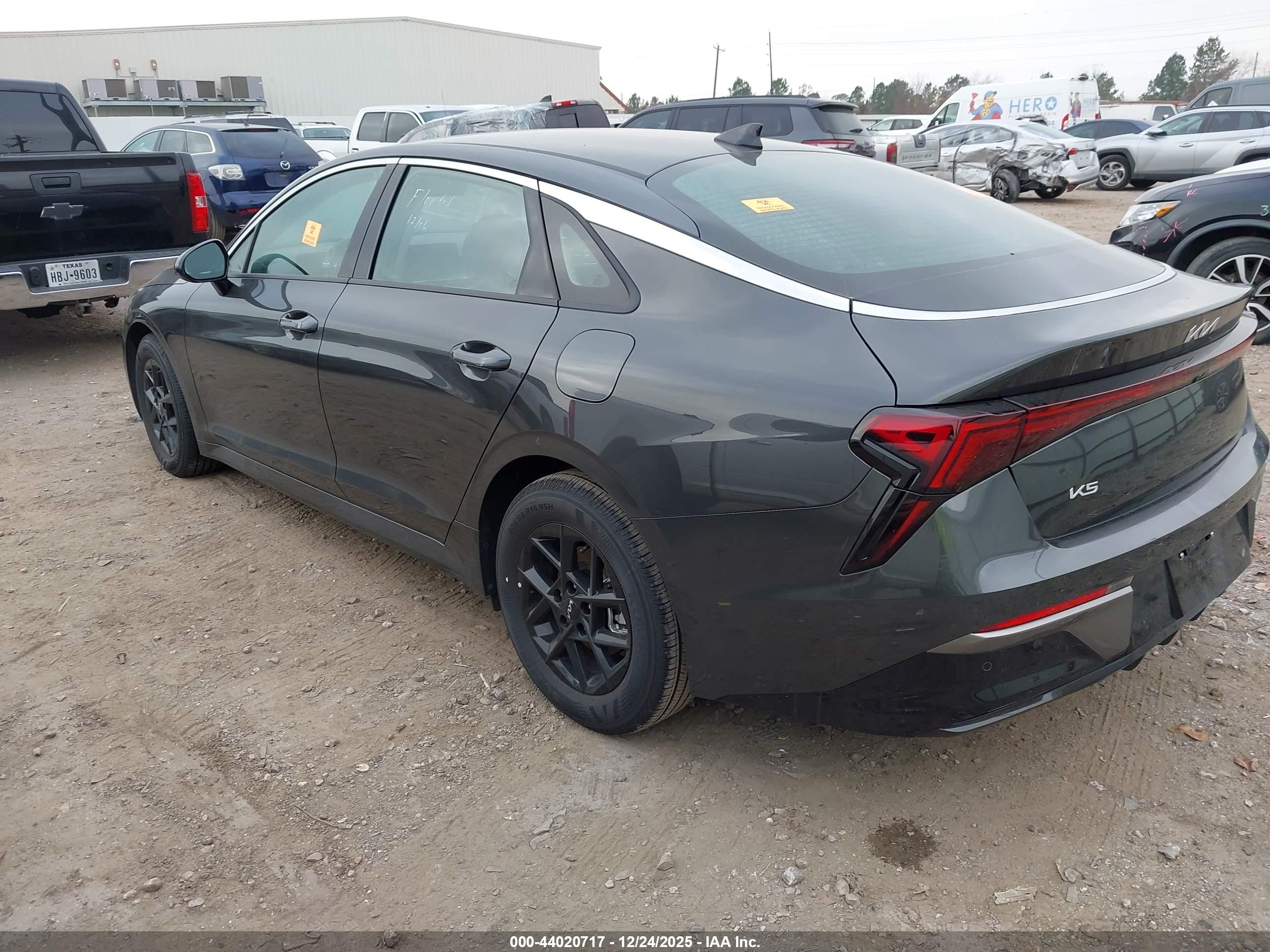 KIA K5 image 3