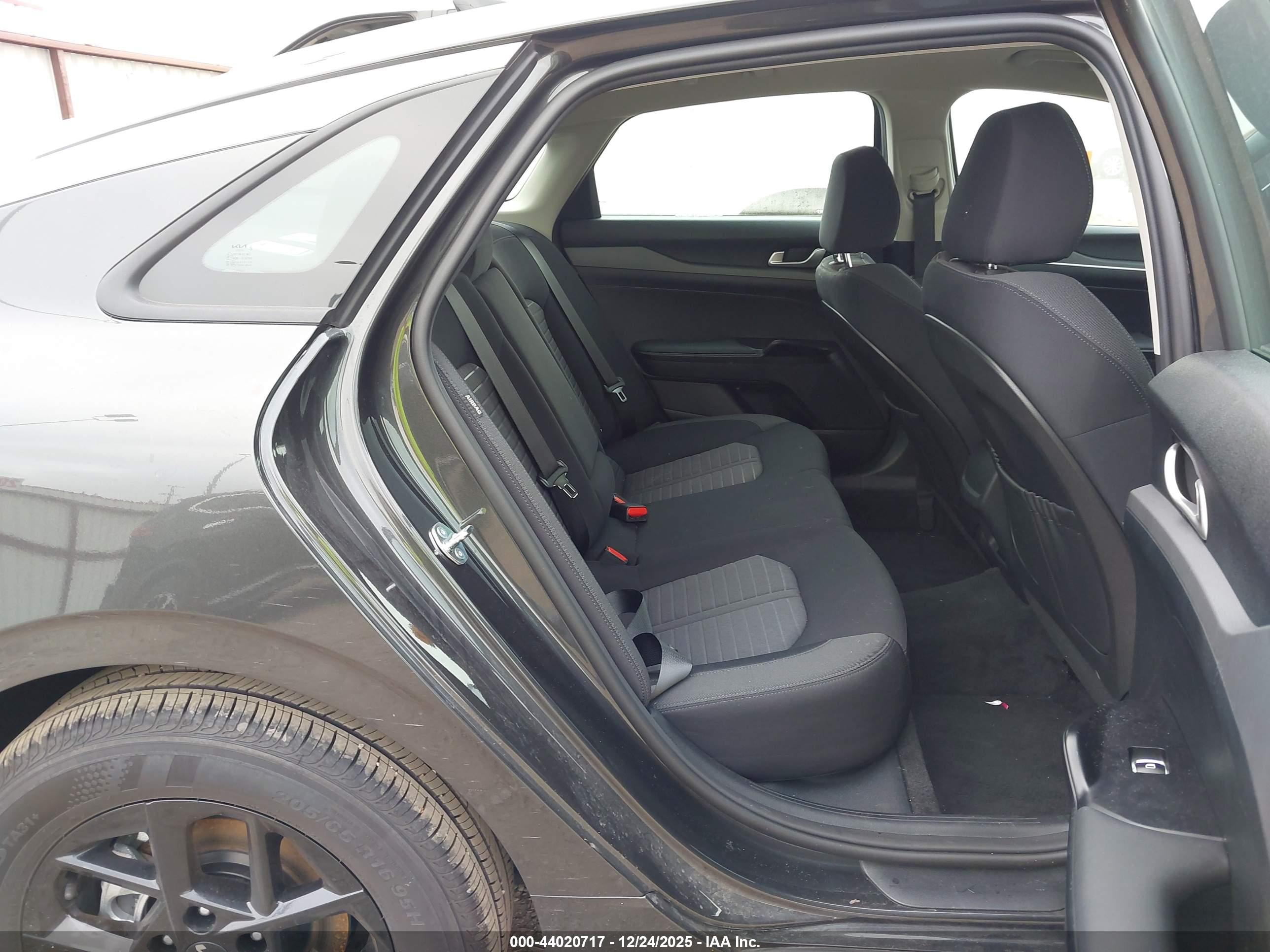 KIA K5 image 8