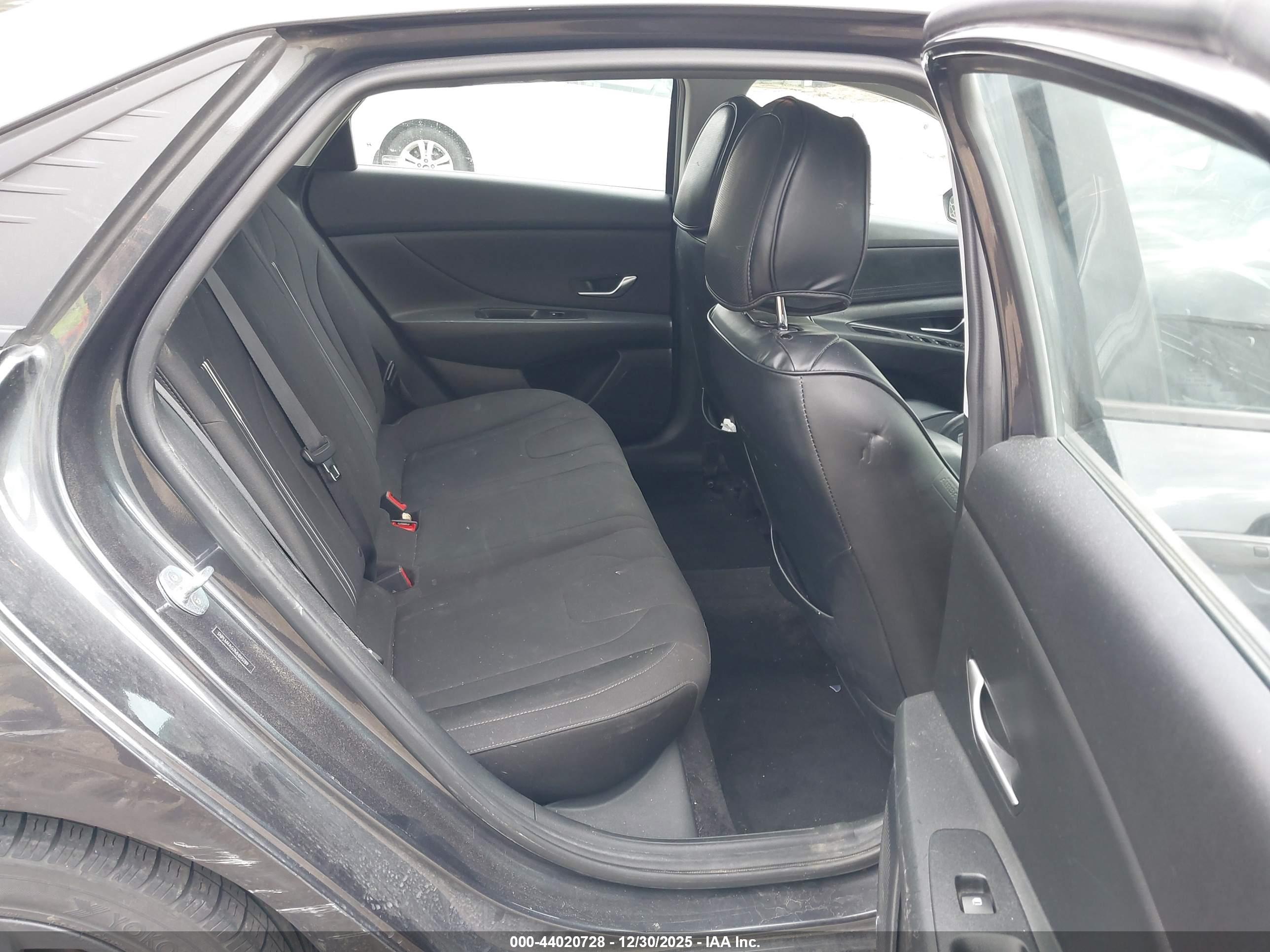 HYUNDAI ELANTRA image 8