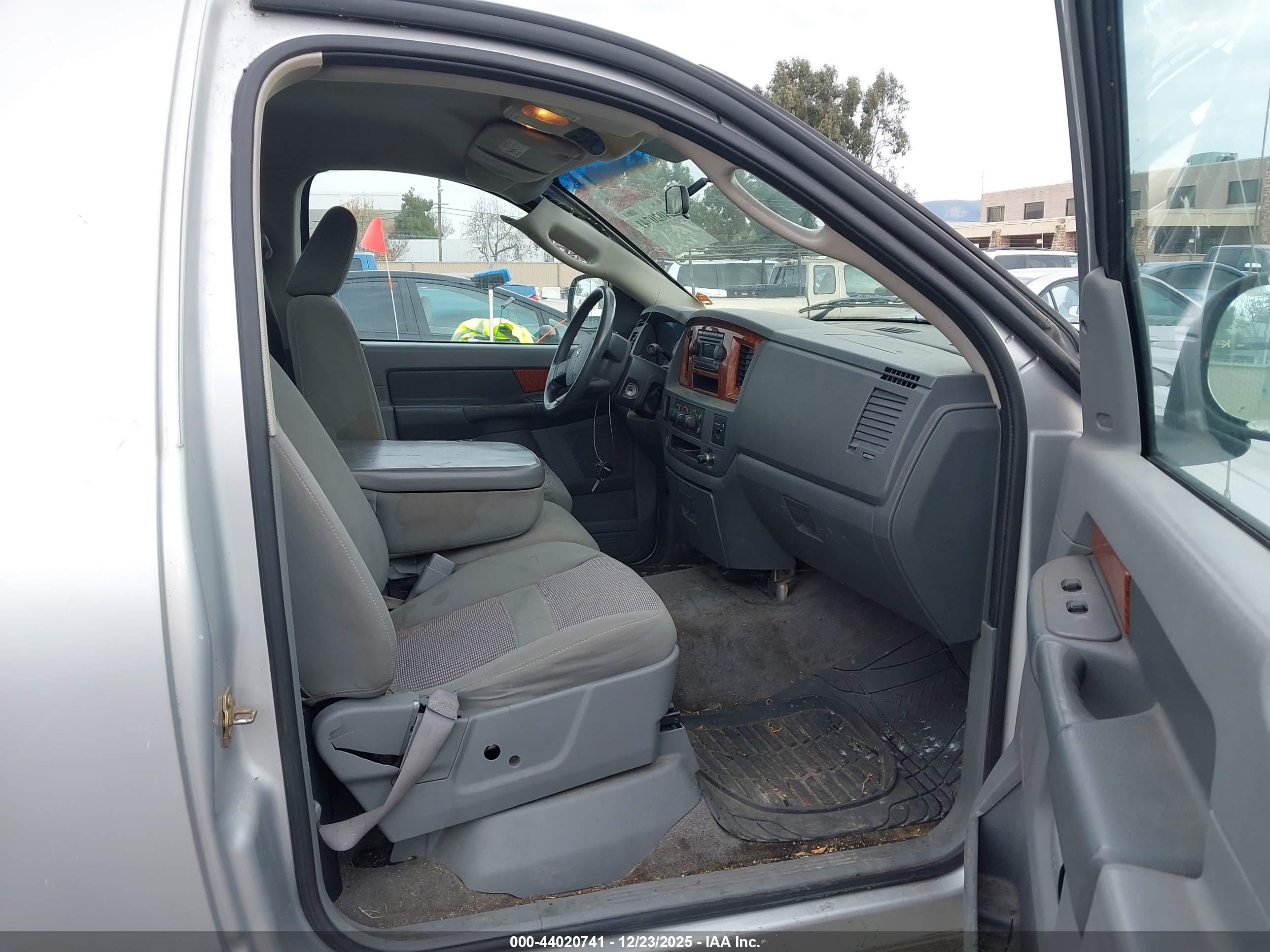 DODGE RAM image 5