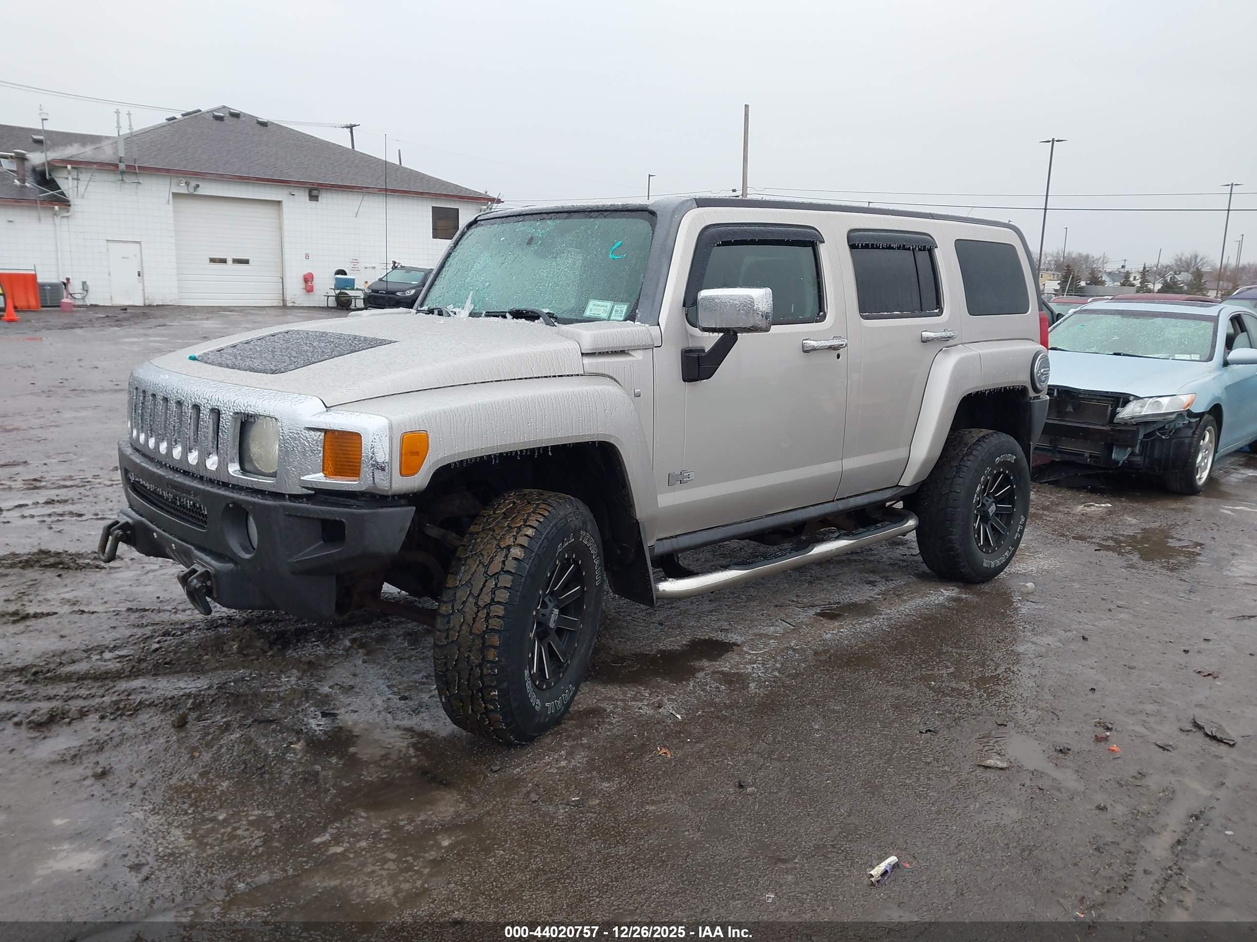 HUMMER H3 image 2