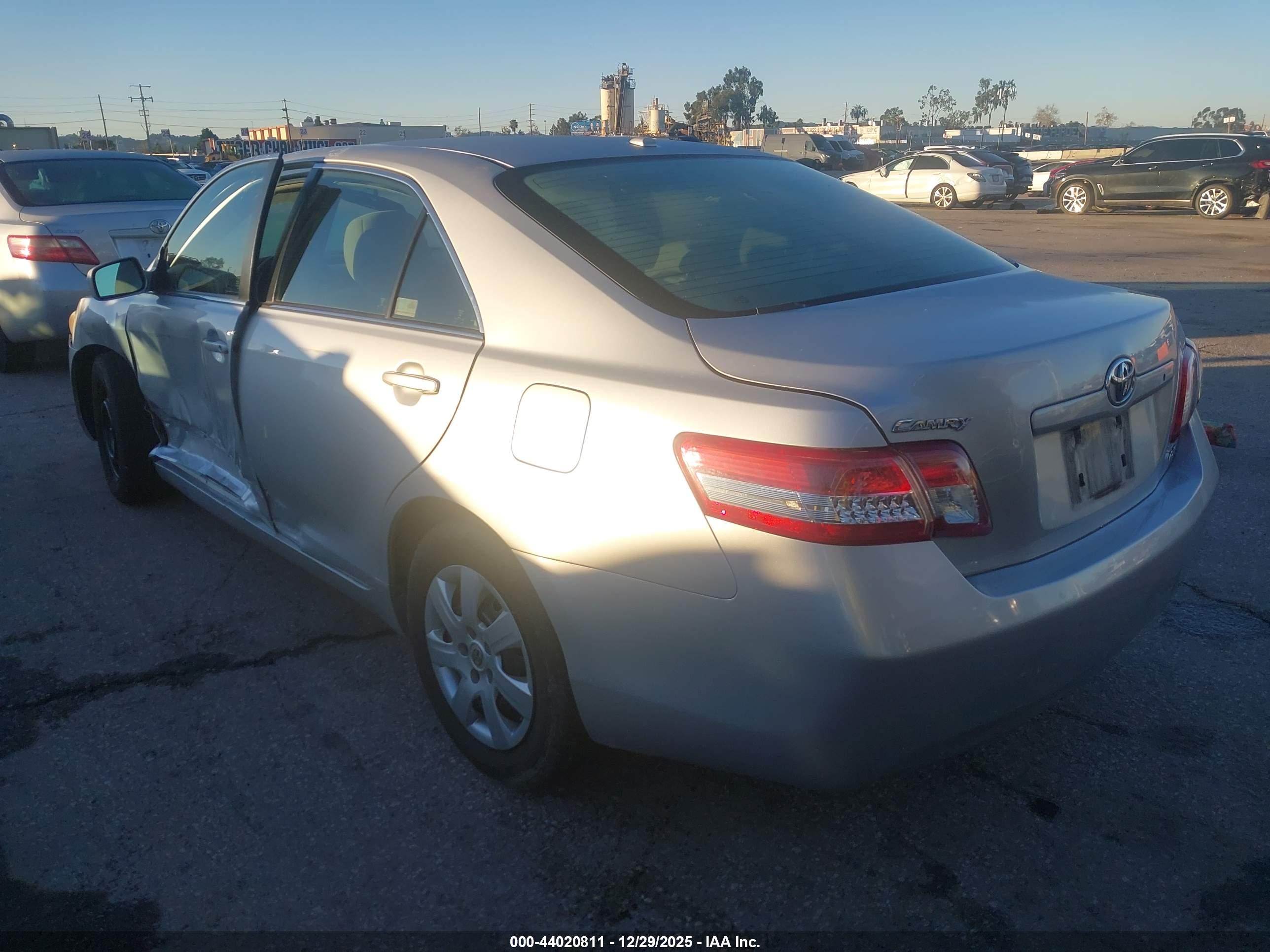 TOYOTA CAMRY image 3