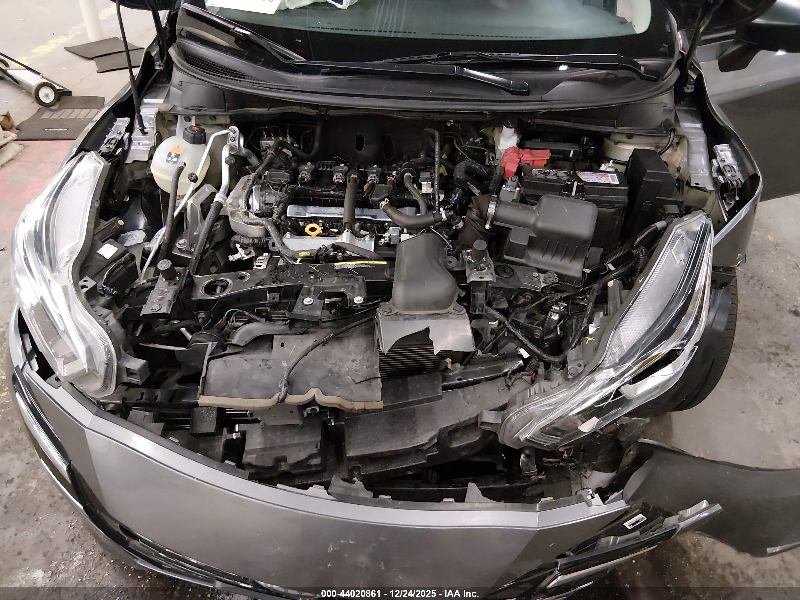 NISSAN VERSA image 10