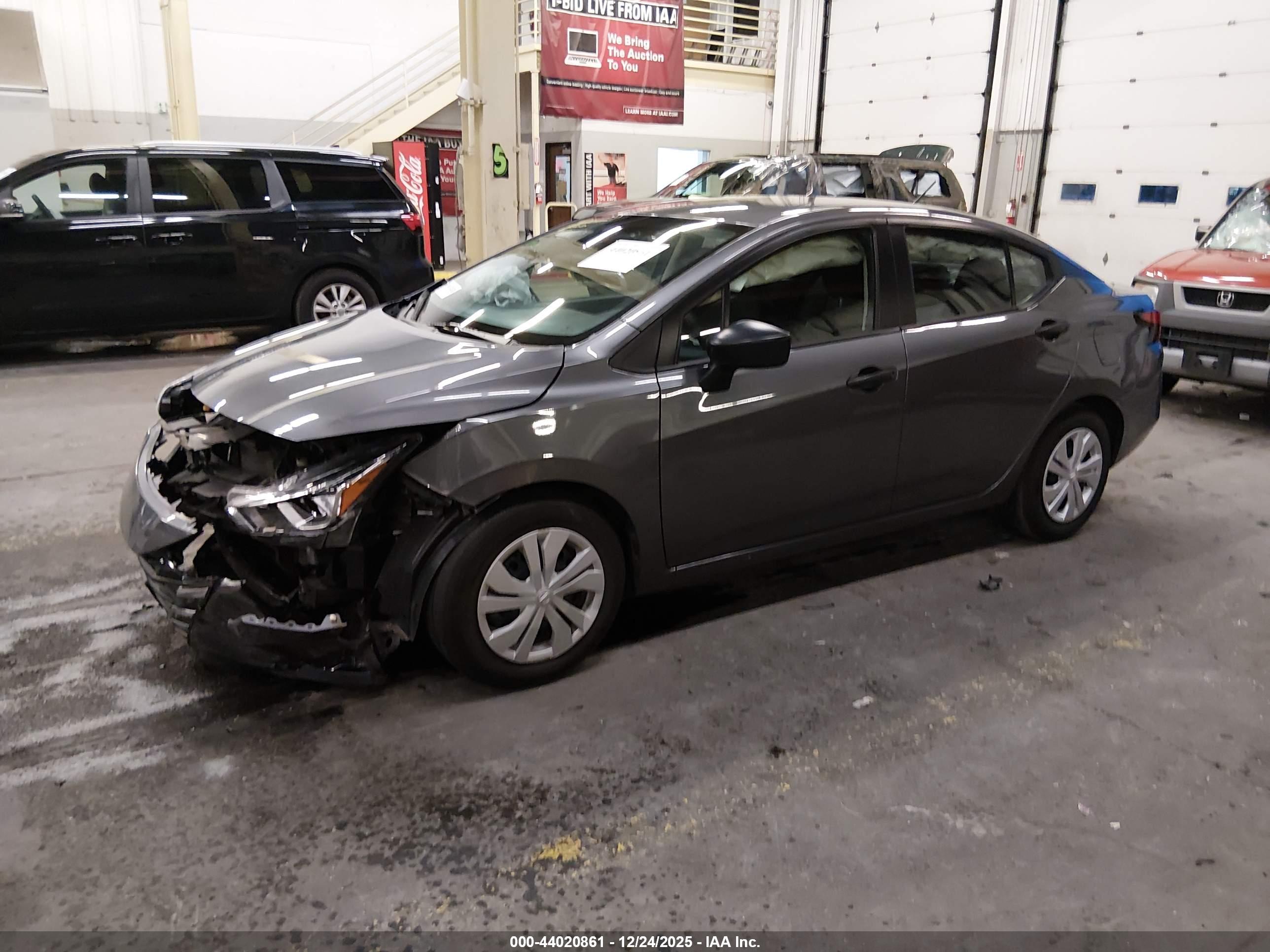 NISSAN VERSA image 2