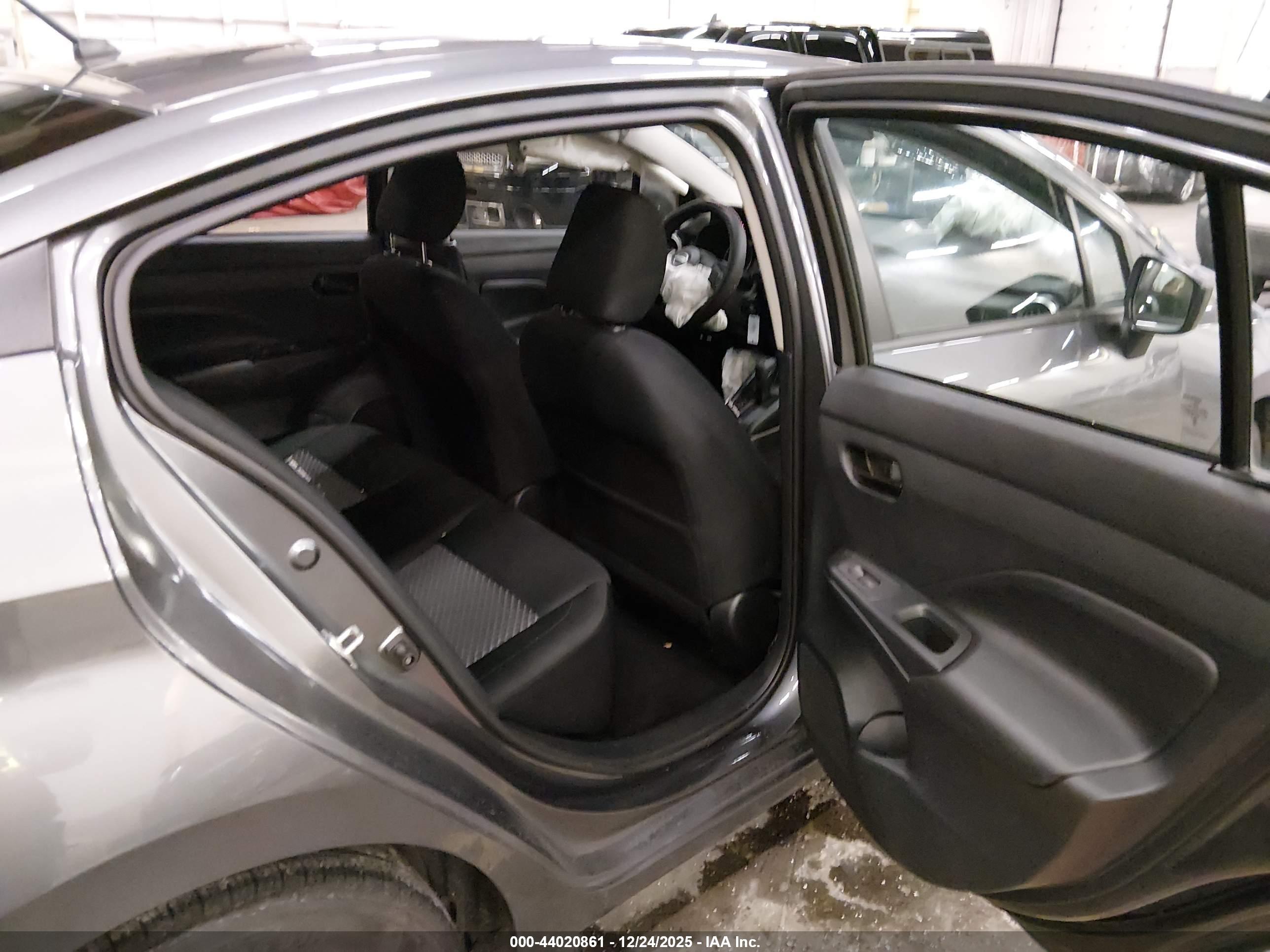 NISSAN VERSA image 8