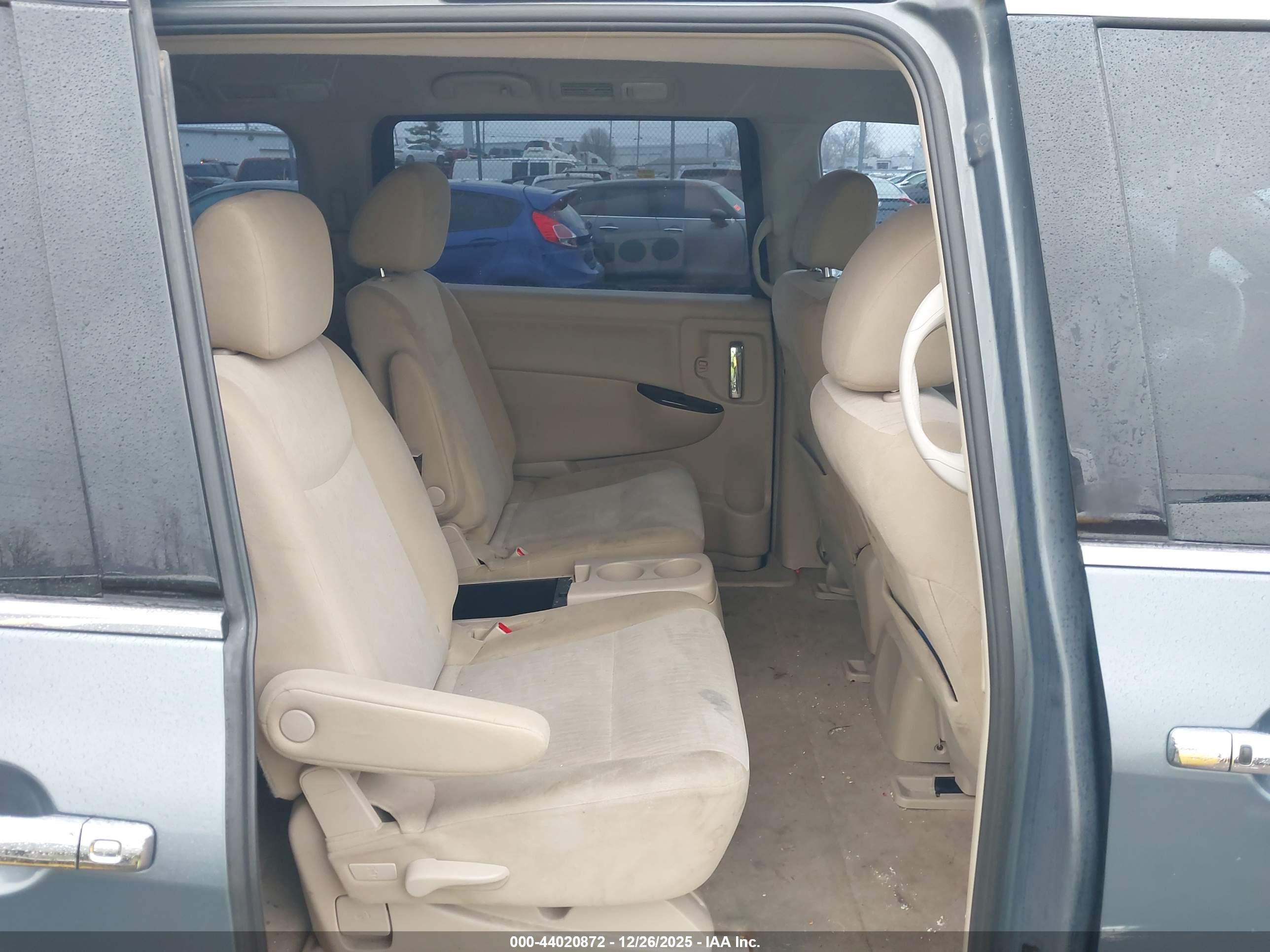 NISSAN QUEST image 8