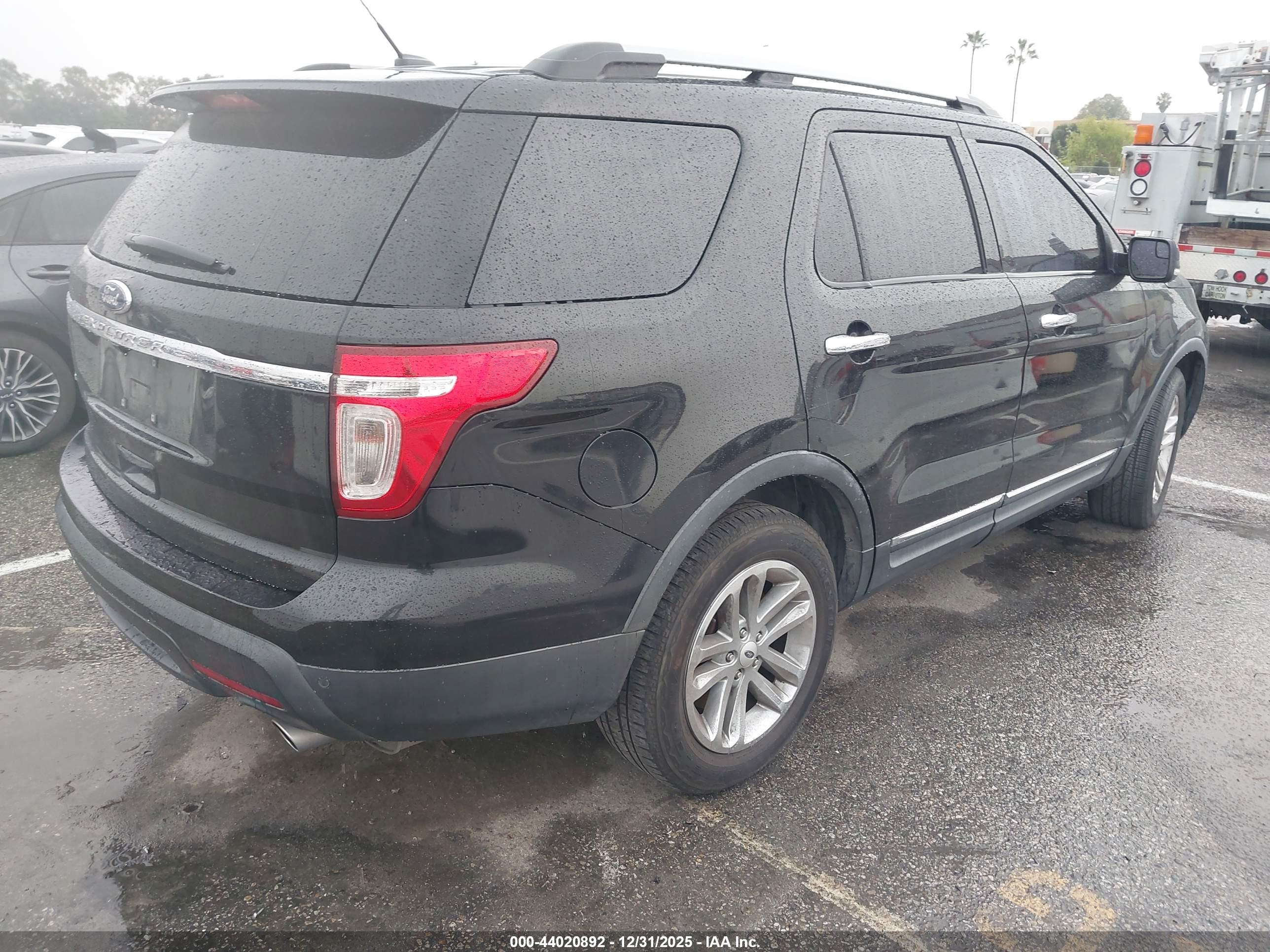 FORD EXPLORER image 4