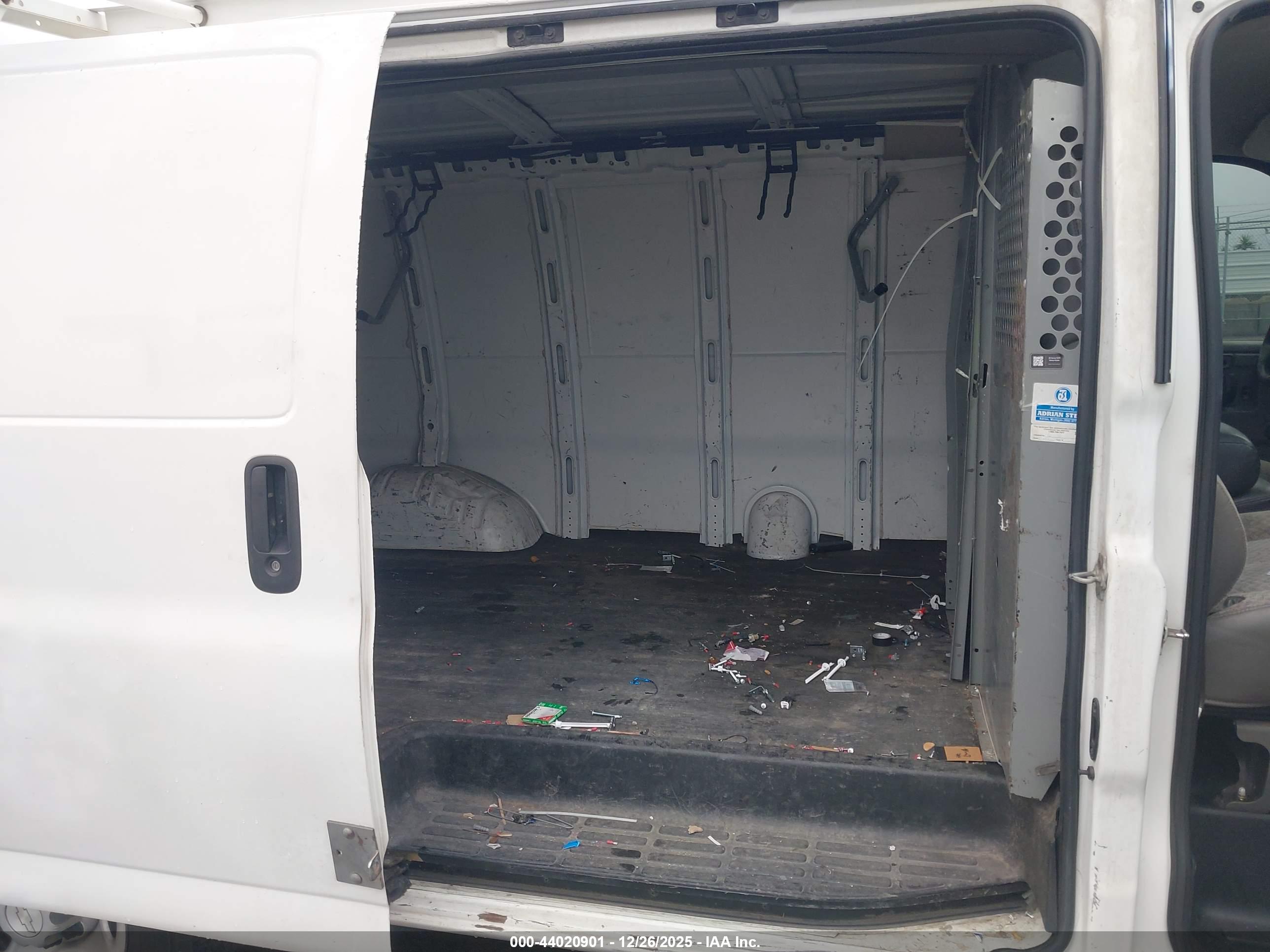 CHEVROLET EXPRESS image 8