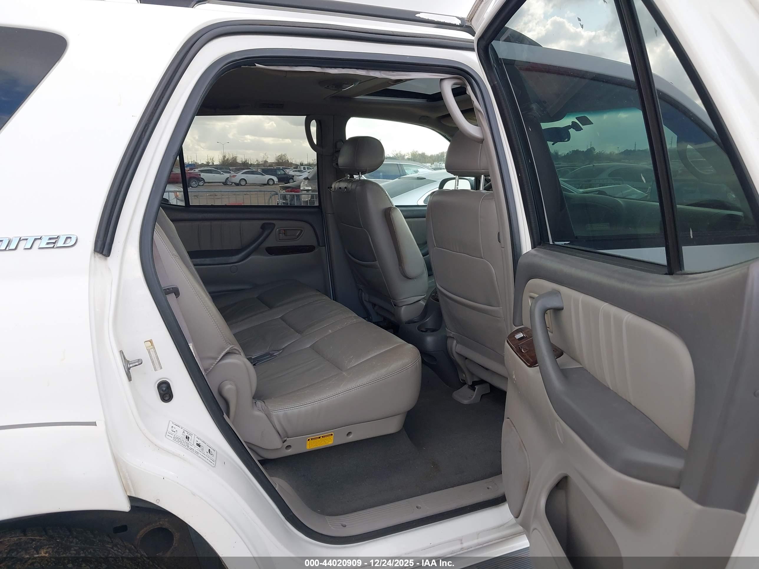 TOYOTA SEQUOIA image 8
