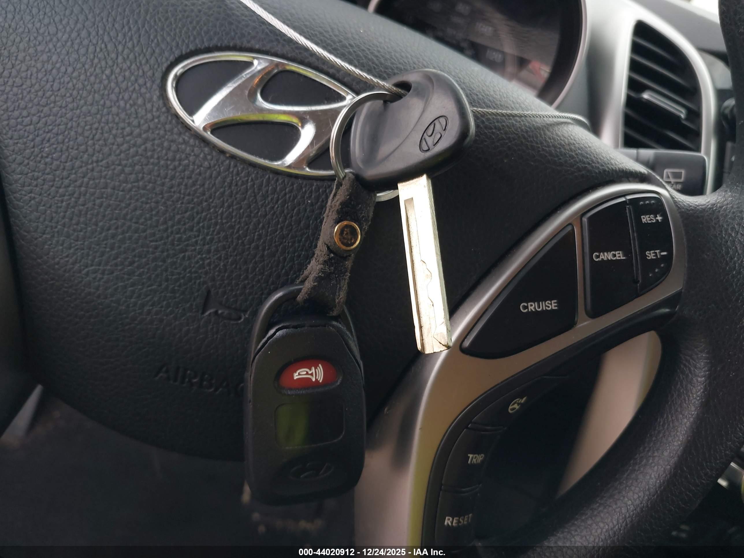 HYUNDAI ELANTRA image 11