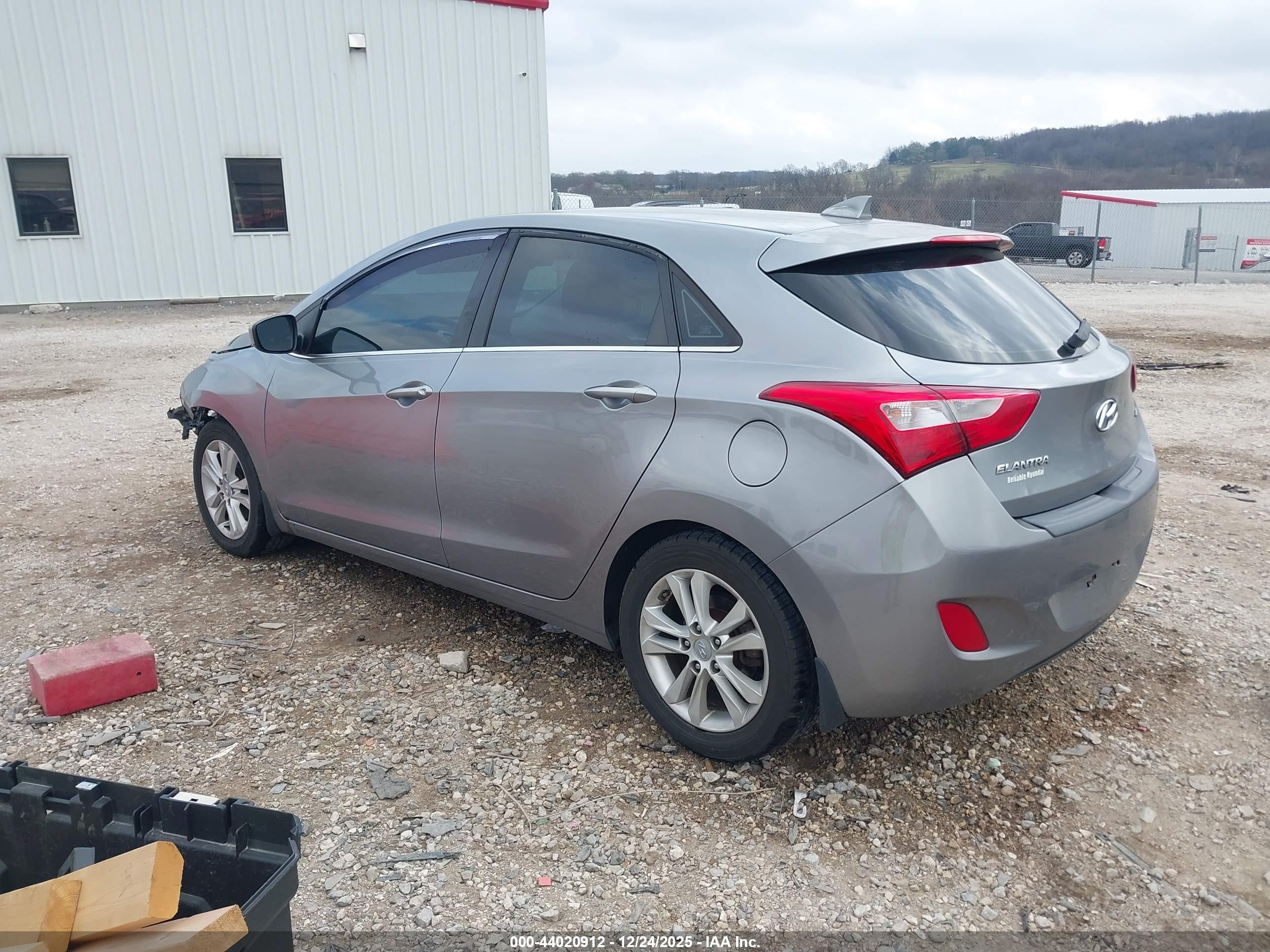 HYUNDAI ELANTRA image 3
