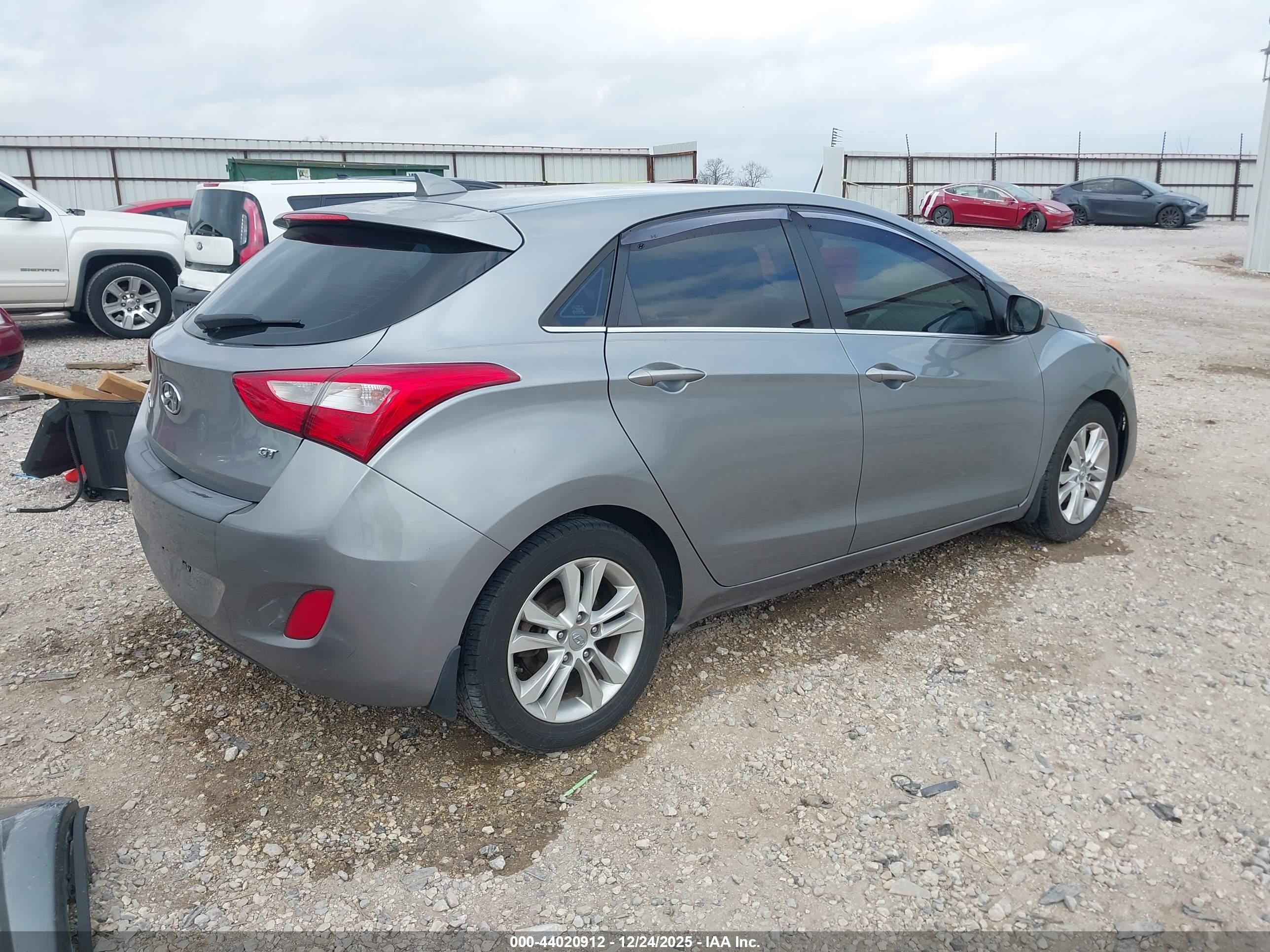 HYUNDAI ELANTRA image 4