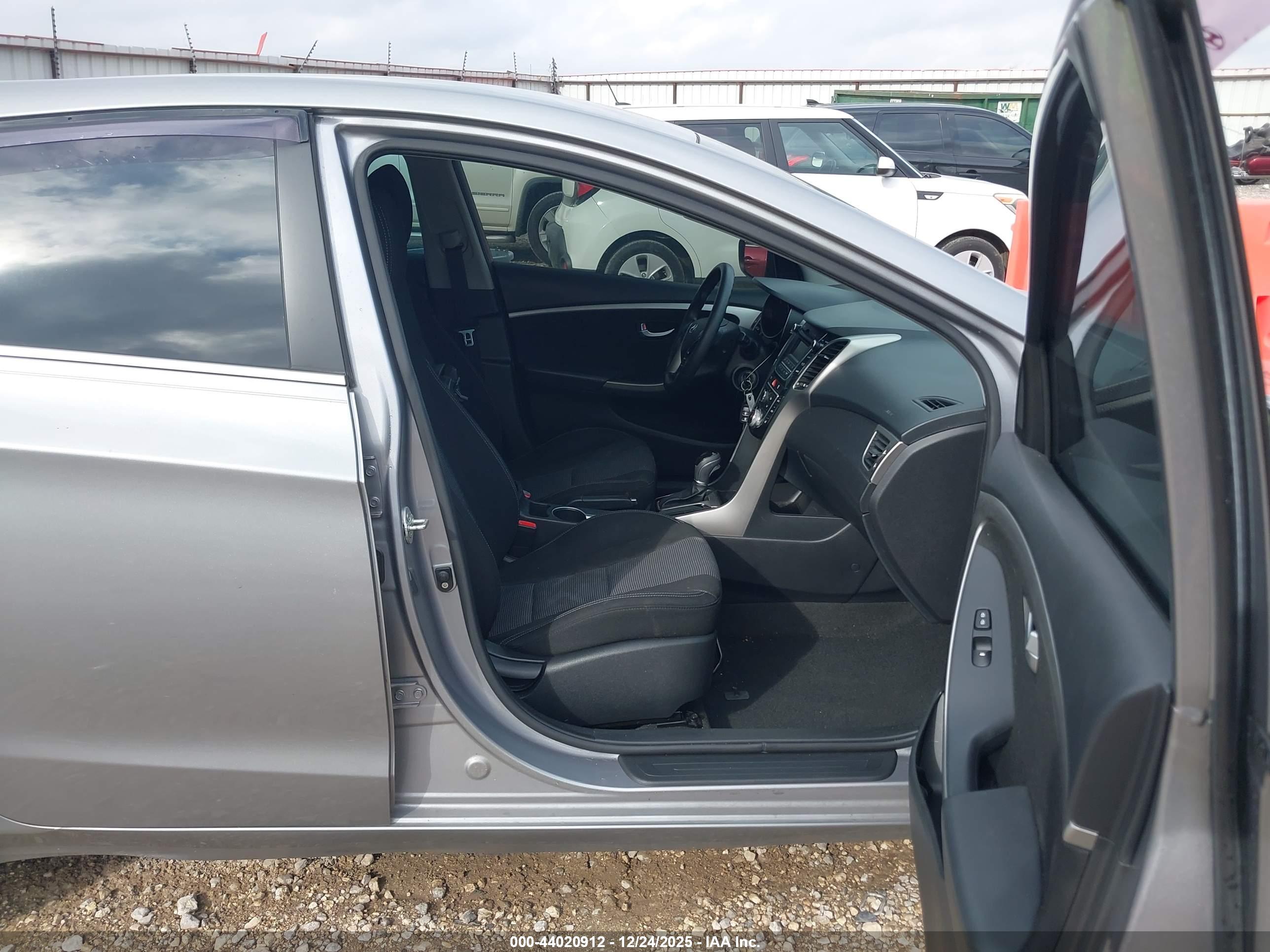 HYUNDAI ELANTRA image 5