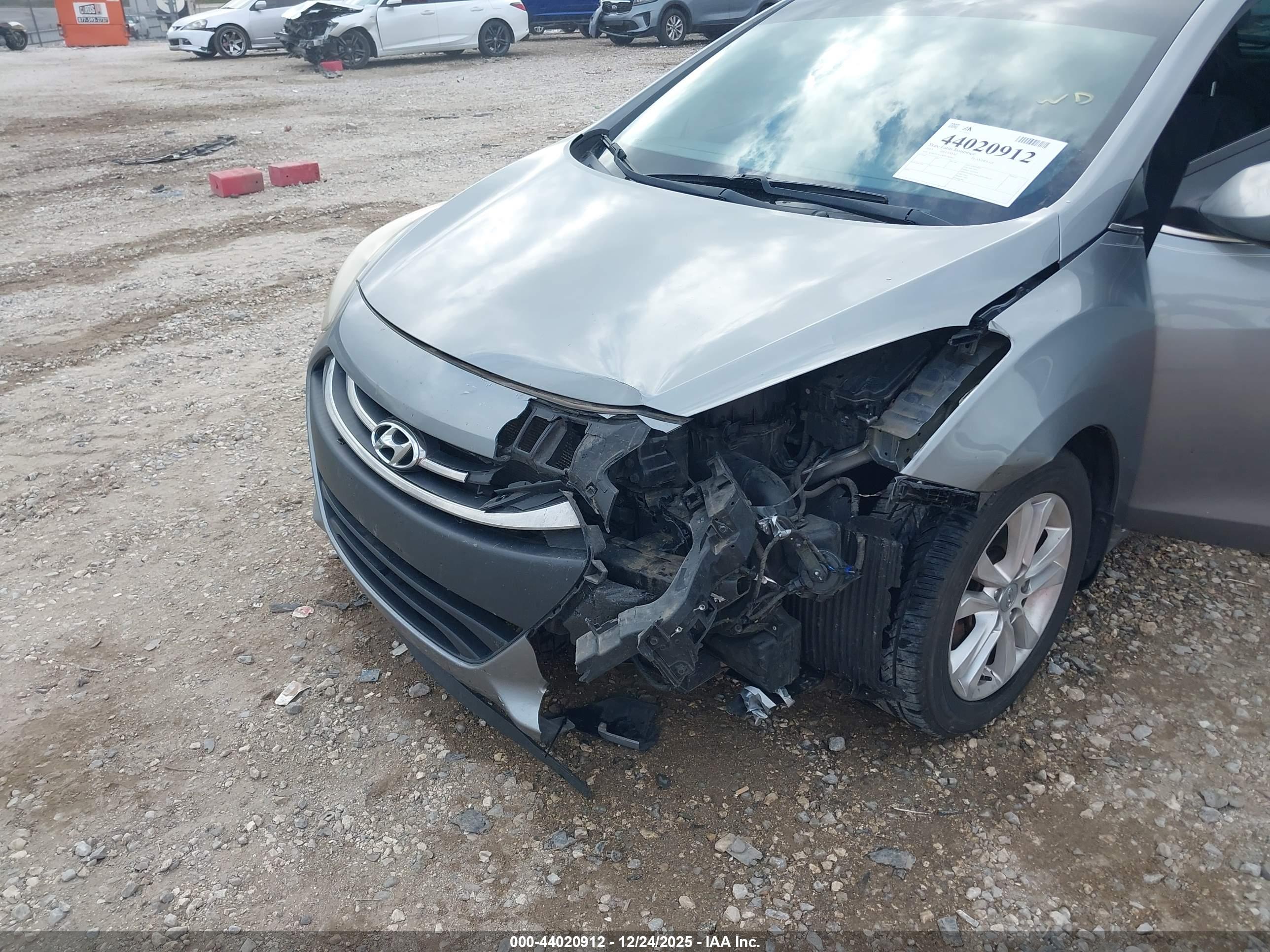 HYUNDAI ELANTRA image 6