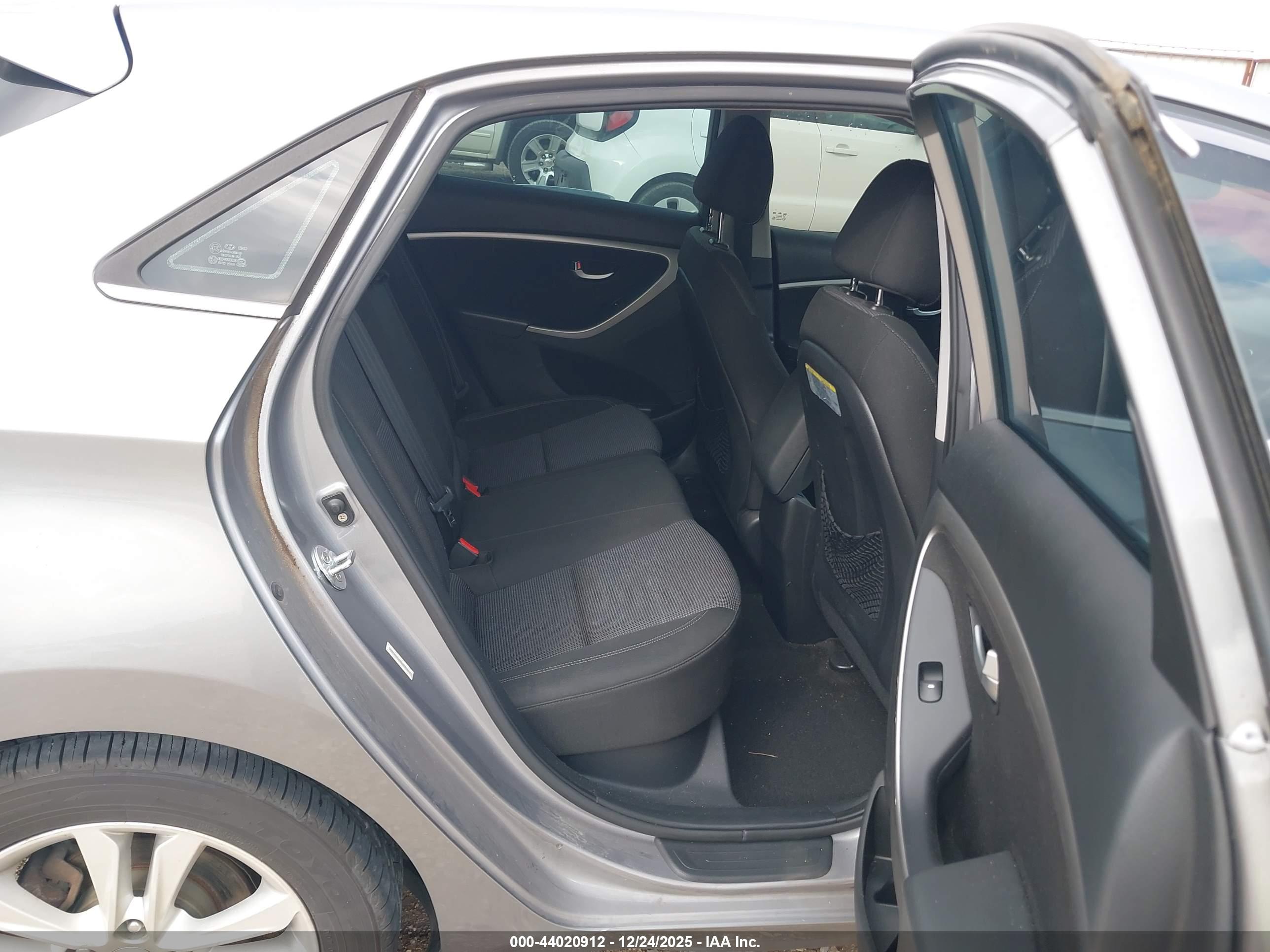 HYUNDAI ELANTRA image 8