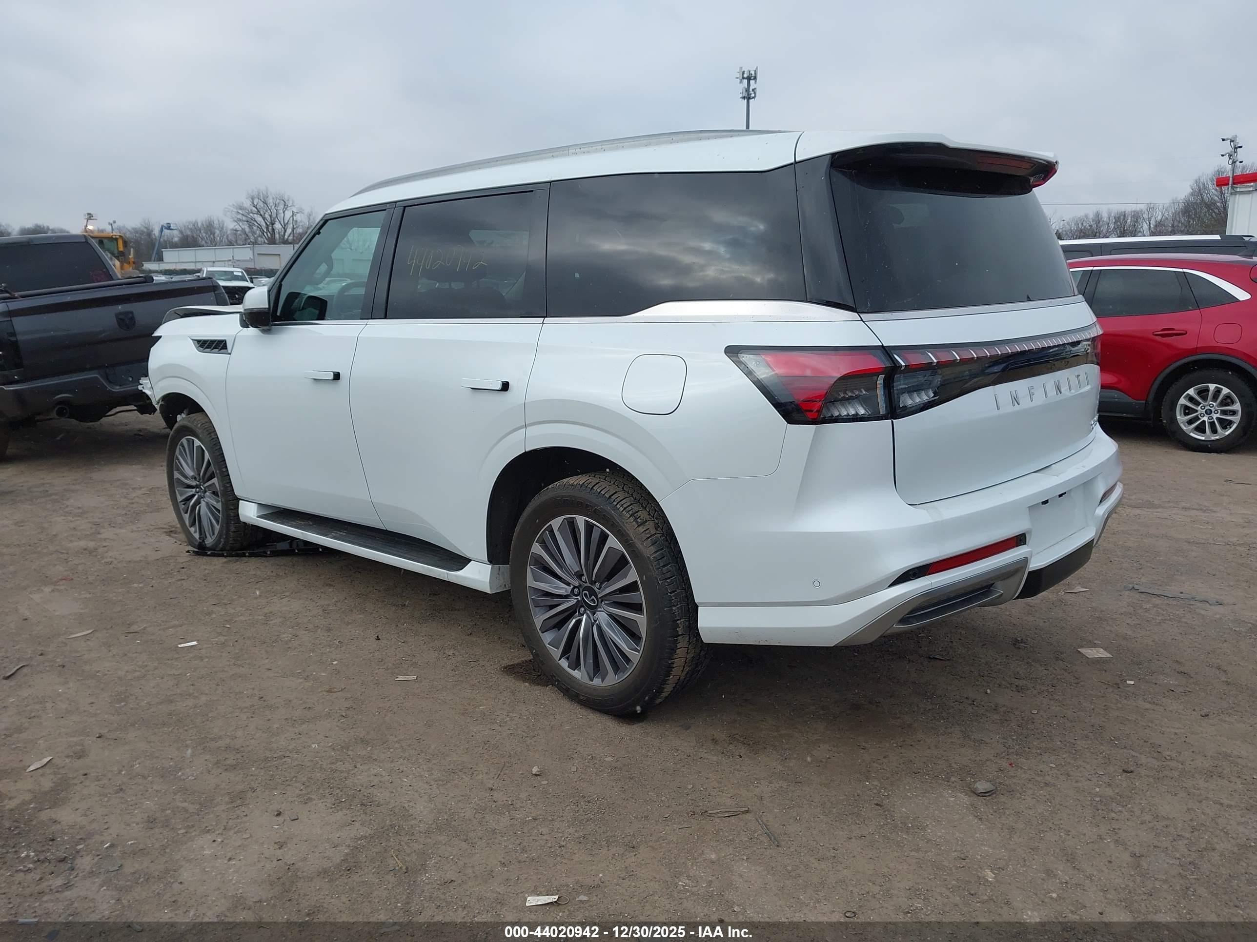 INFINITI QX80 image 3