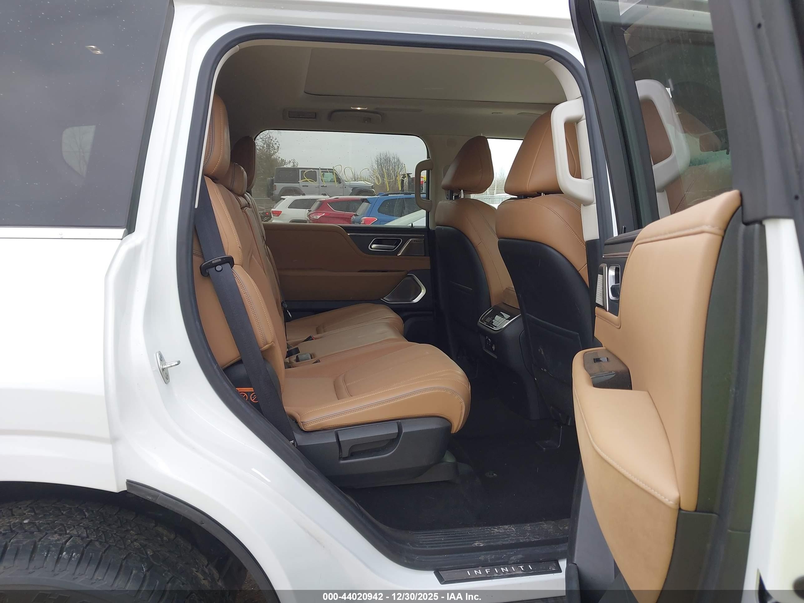 INFINITI QX80 image 8