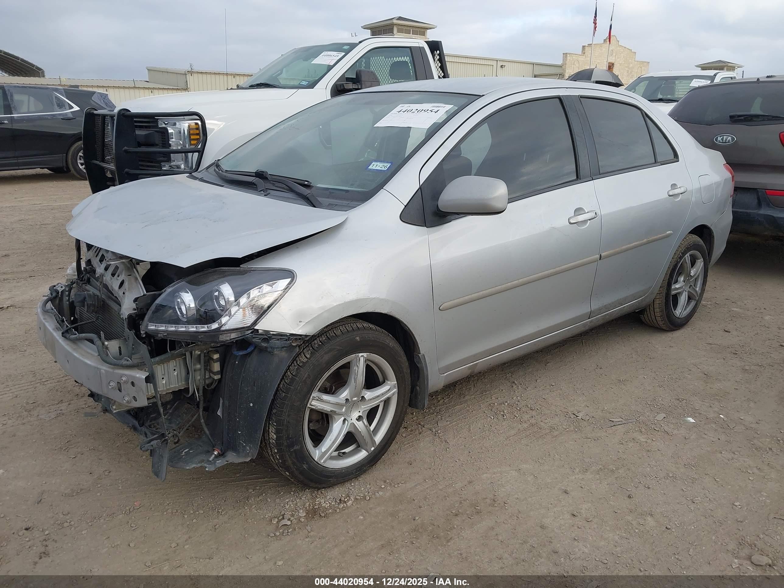 TOYOTA YARIS image 2