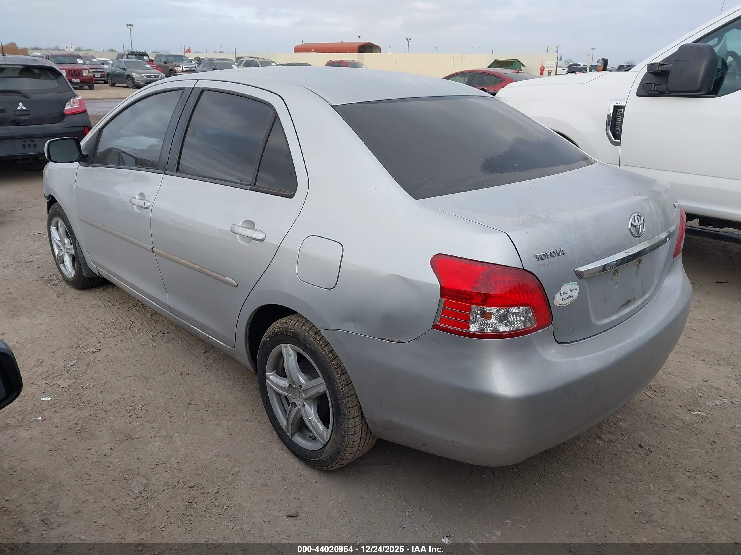 TOYOTA YARIS image 3