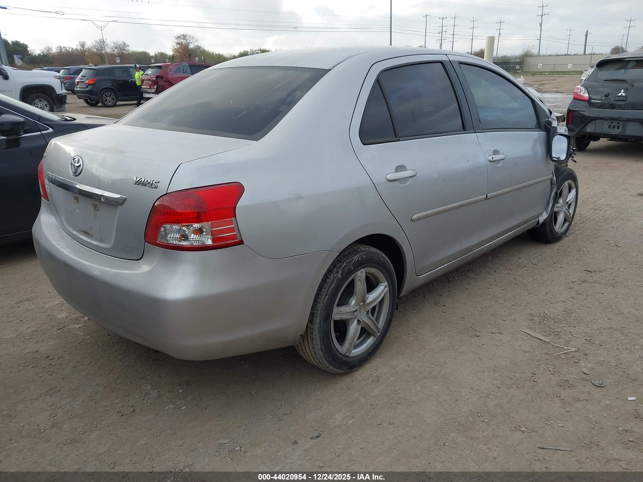 TOYOTA YARIS image 4
