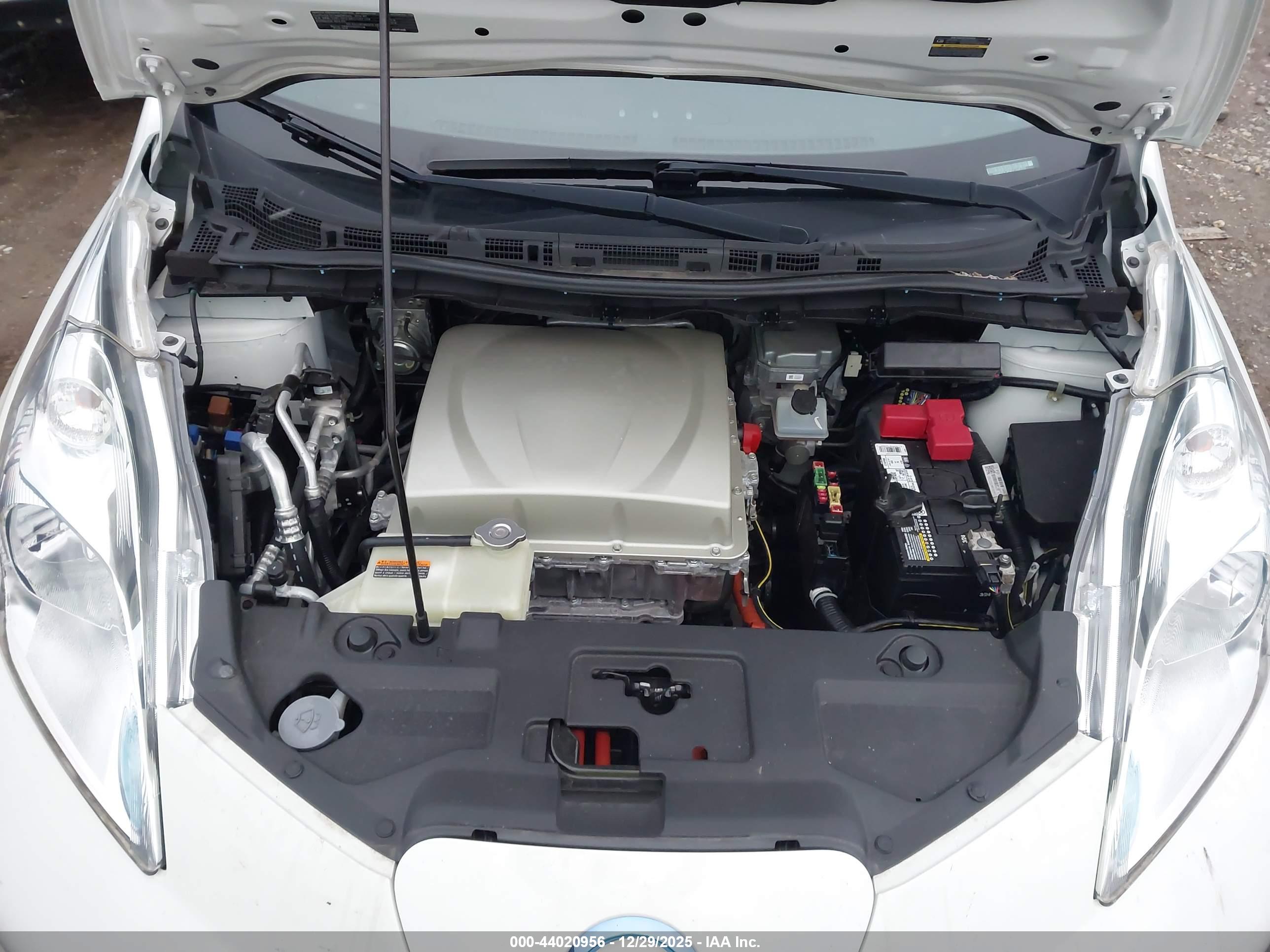 NISSAN LEAF image 10