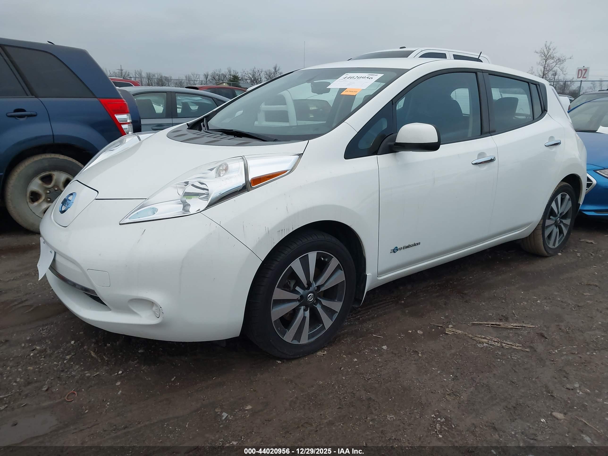 NISSAN LEAF image 2