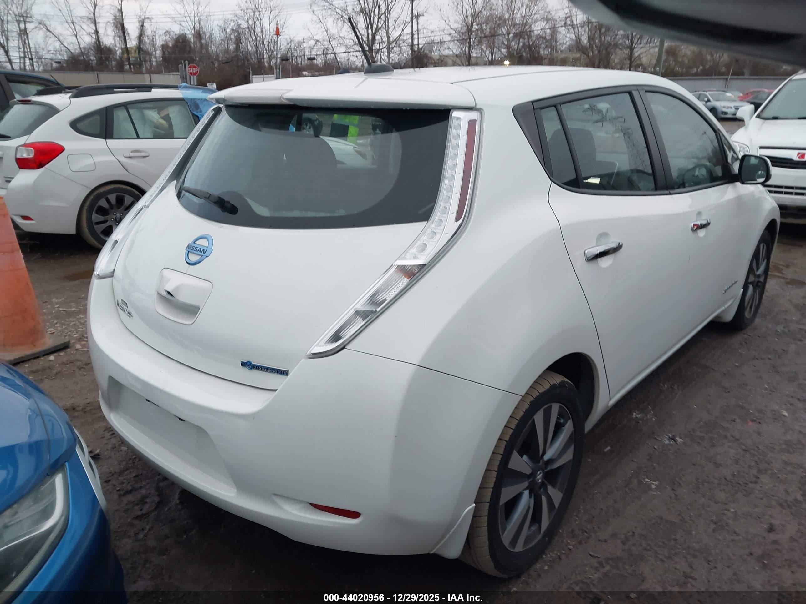 NISSAN LEAF image 4