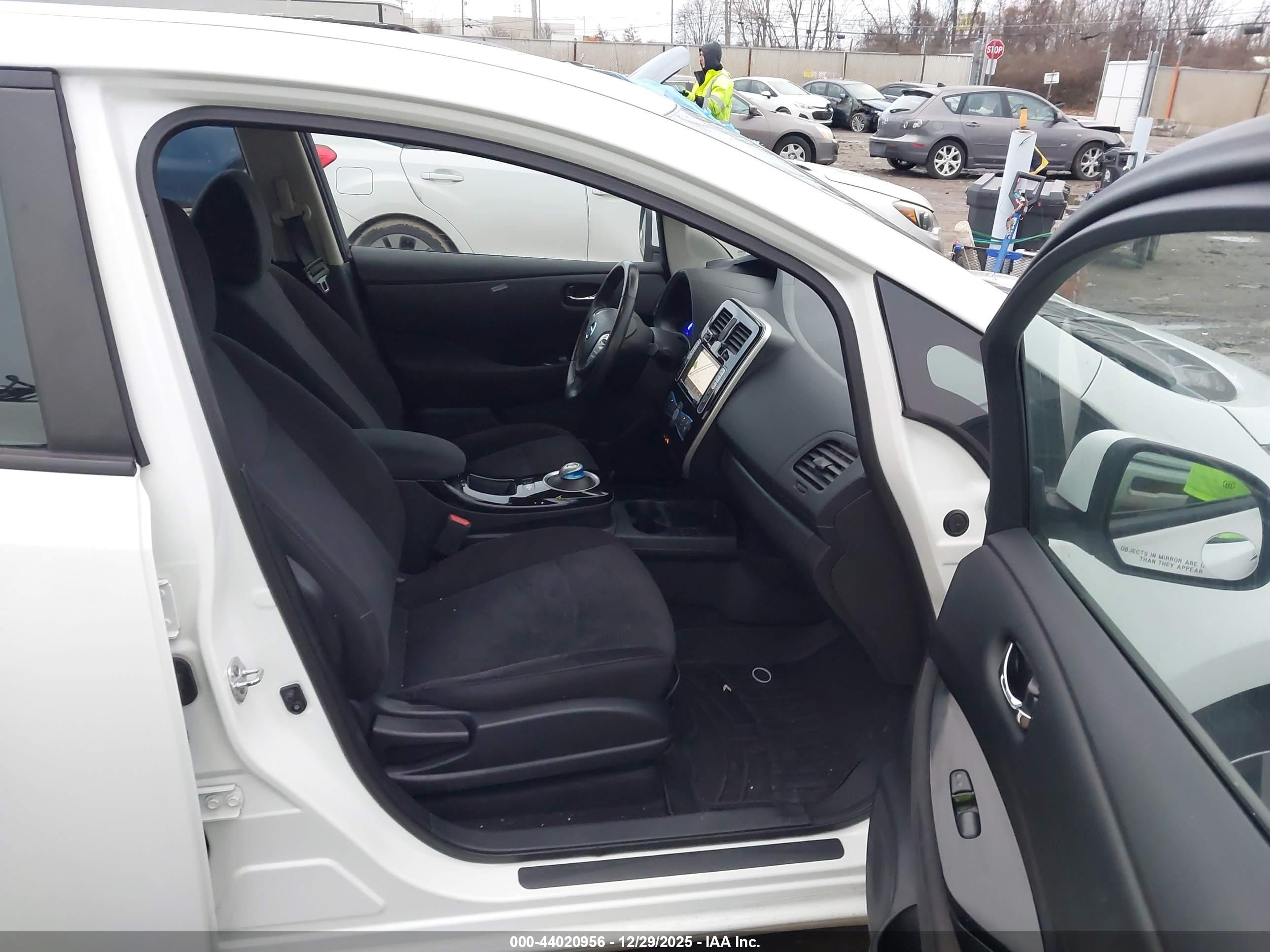 NISSAN LEAF image 5