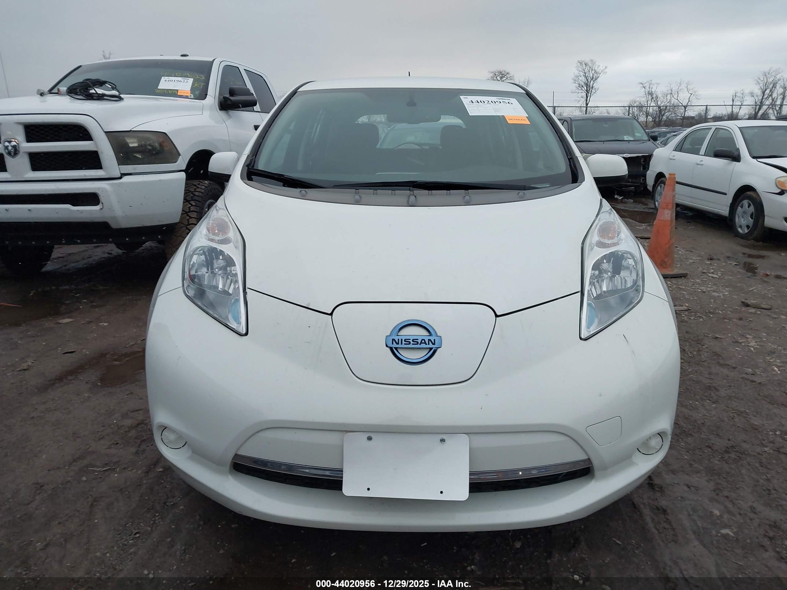 NISSAN LEAF image 6