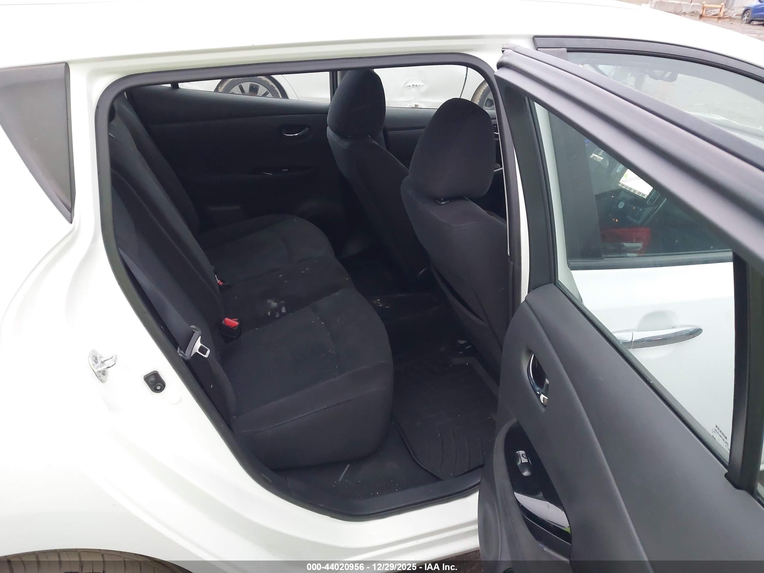 NISSAN LEAF image 8