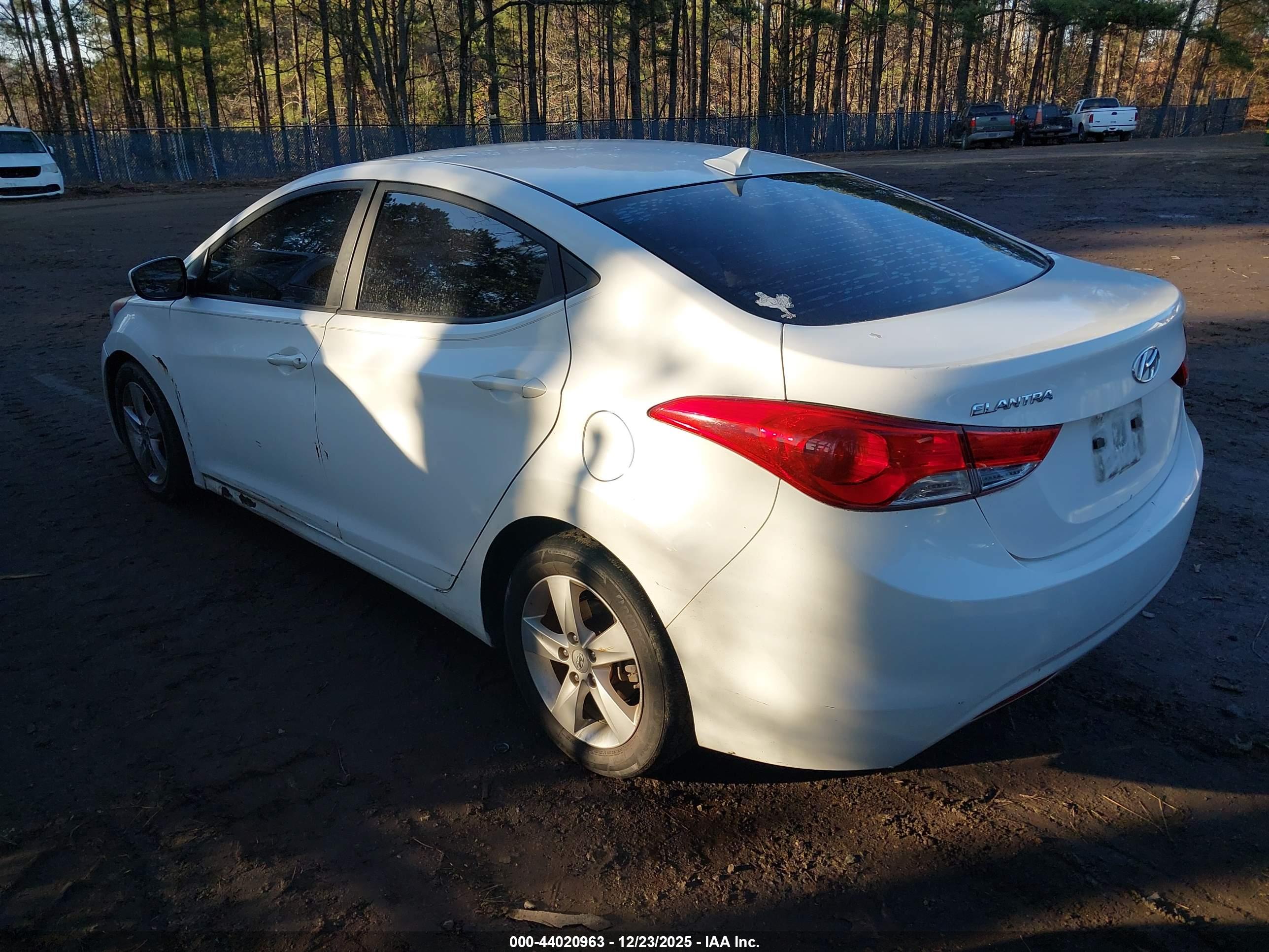 HYUNDAI ELANTRA image 3